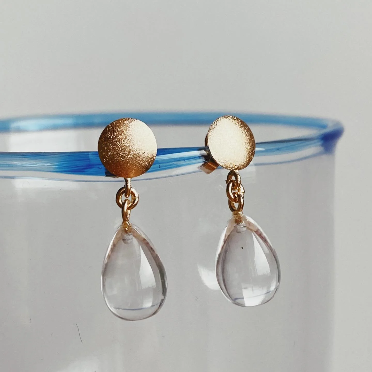 Like icicles, clear drops of crystal quartz on 18k gold domes. As fitting for the winter gala as the summer evenings. Just finished these so send me a message for price; to pick them up in time to gift them to yourself or someone loved! ♡

#bergskris