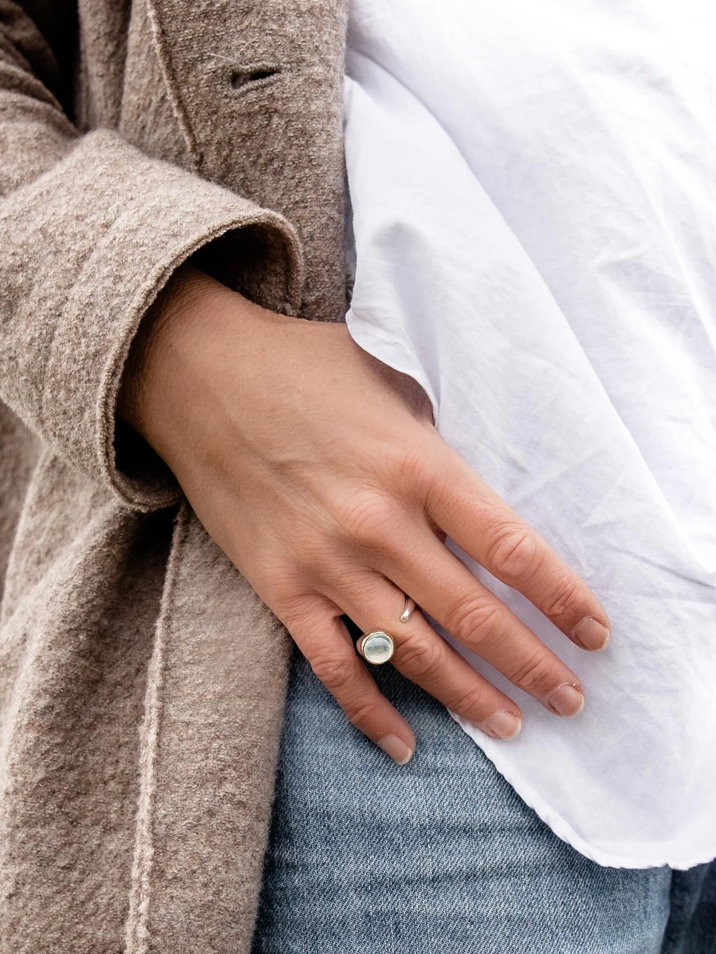 One of the favorites - The Song Ring with moonstone ♡

Beautiful photos taken by @martinahilar 

#thesongring #m&aring;nstensmycken #s&oslash;lvsmykker #varberg #silverochguld