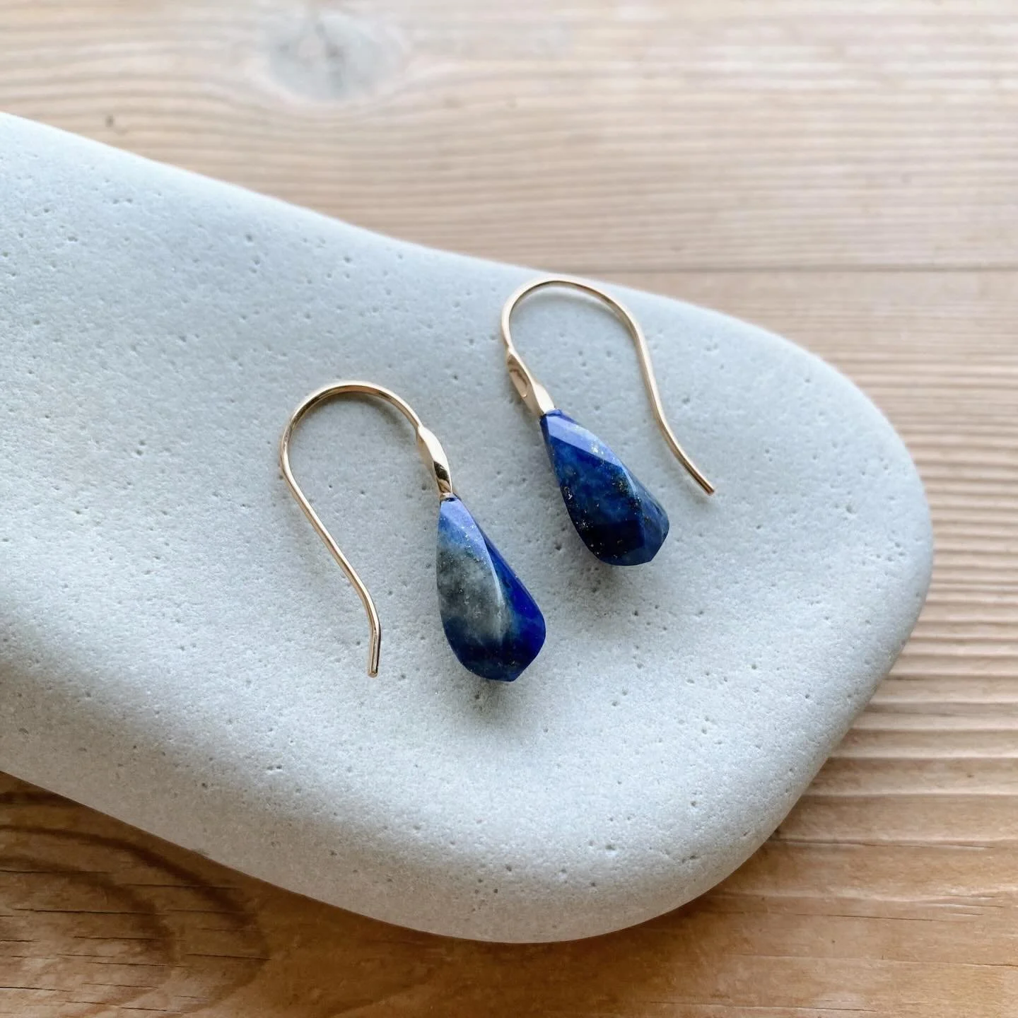 Something new, blue and twisted! I wanted to continue the shape of these lapis lazuli beads, so the 18k hook meets the stone in a twisted square. These are truly one of a kind, send me a message if you want to see more!♡ 

#lapisl&aacute;zuli #lapise