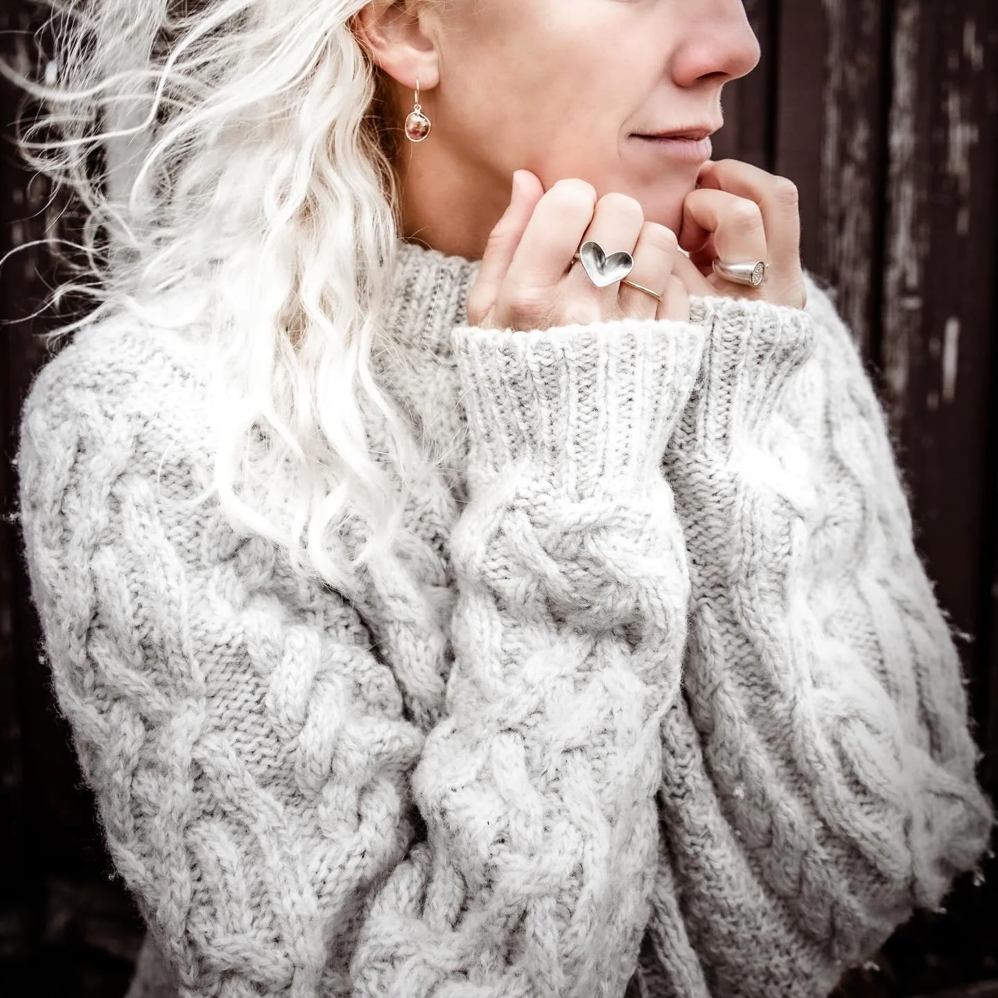 Frosty winter morning around here! 
@martinahilar took this photo, of bowlshaped heart ring in silver, mini gold ring, the song ring with diamonds and tourmaline earrings♡

#guldsmycken #silverheartring #silverhj&auml;rta #silversmycken #varberg