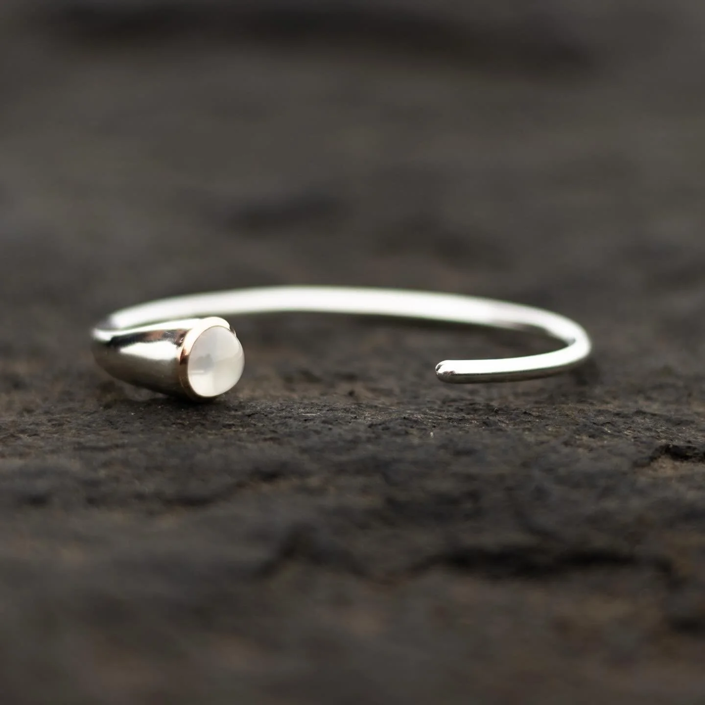 The Song Bangle with moonstone, in silver with 18k detail. 
I have one of these ready to be loved, send me a message for more info! ♡

#thesong #silverochguld #silverarmring #silverandgoldjewellery #moonstonebangle