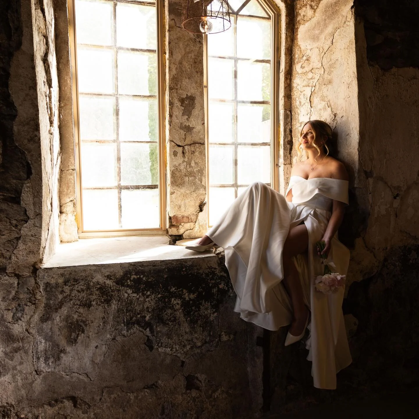 Glowing wedding feels, and beautiful Siri wearing pieces of my jewellery ♡

Photos by @martinahilar and @karinlinde 

#br&ouml;llopssmycken #f&ouml;rlovningsfotografering #f&ouml;rlovningsringar #br&ouml;llopsringar #br&ouml;llopvarberg