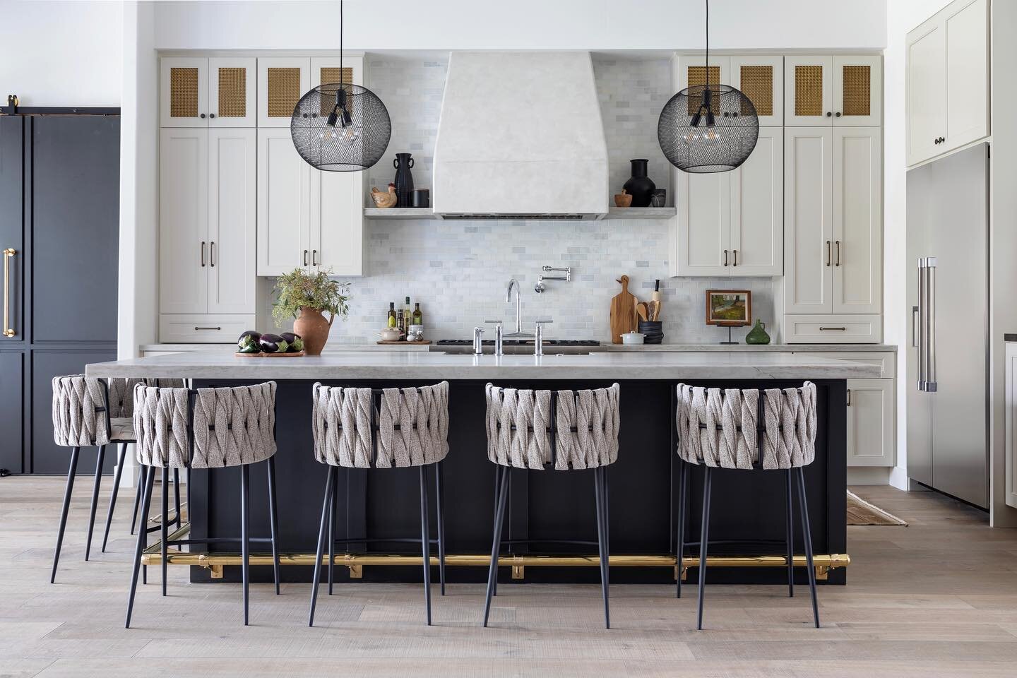 We love helping our clients create beautiful surroundings!  A Beautiful Life Begins at Home 
@stonecoveringsofhouston @kerrykirkphoto 
.
.
.
.
.
.
.
.

#kitchengoals #kitcheninspo
#whitekitchen #classickitchen
#kitchenenvy #kitchengoals #kitcheninspo