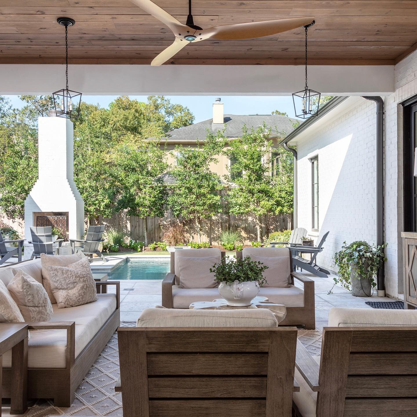 Things are not only Bigger in Texas but also Hotter! Hooray for covered outdoor spaces! A must in your new construction design.  @kerrykirkphoto @mmlighting 
.
.
.
.
.
.

#interiordesigner
designerfornewconstruction #interiordesignforrenovations
#int