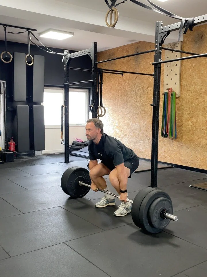 Back on the new training block after some days off fitting the new flooring @vectis_method 

Took it light ish whilst my knee swelling goes down 

Clean and Jerk 
6x2 @90kg 

RDL 
4x5 @140kg 

Pendlay row
4x8 @75kg 

Accessories 
4 rounds 
Heel eleva