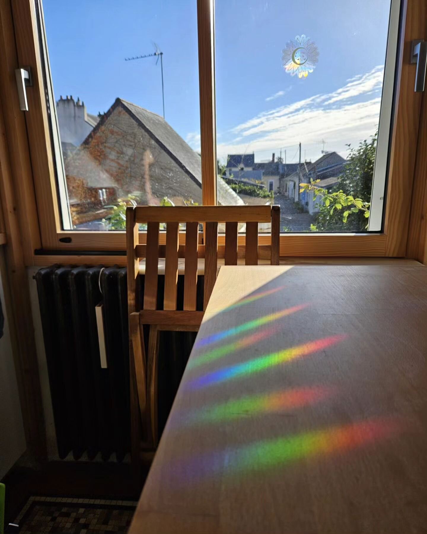 🌞 La star incontest&eacute;e de cette fin d'ann&eacute;e c'est cet autocollant suncatcher. Effet waouw garanti pour vos cadeaux ou vos petits nids.

🌈 A coller sur une vitre, il cr&eacute;e plein de petits arcs-en-ciel quand les rayons du soleil pa