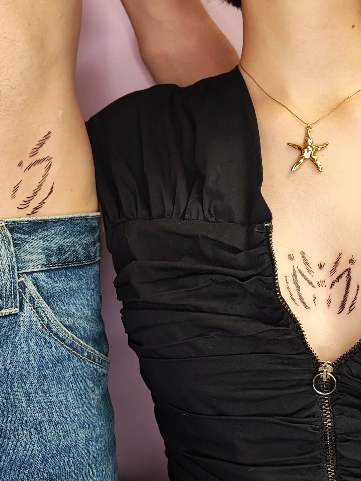 🫰🏼Un adorable matching tattoo que j'ai r&eacute;alis&eacute; pour Gabriel et L&eacute;na (cr&eacute;atrice de @couleureclair go checker son taf). Il s'agit de la marque au-dessus des yeux de leur chatte, Billie 💖 

L&eacute;na a choisi de tatouer 