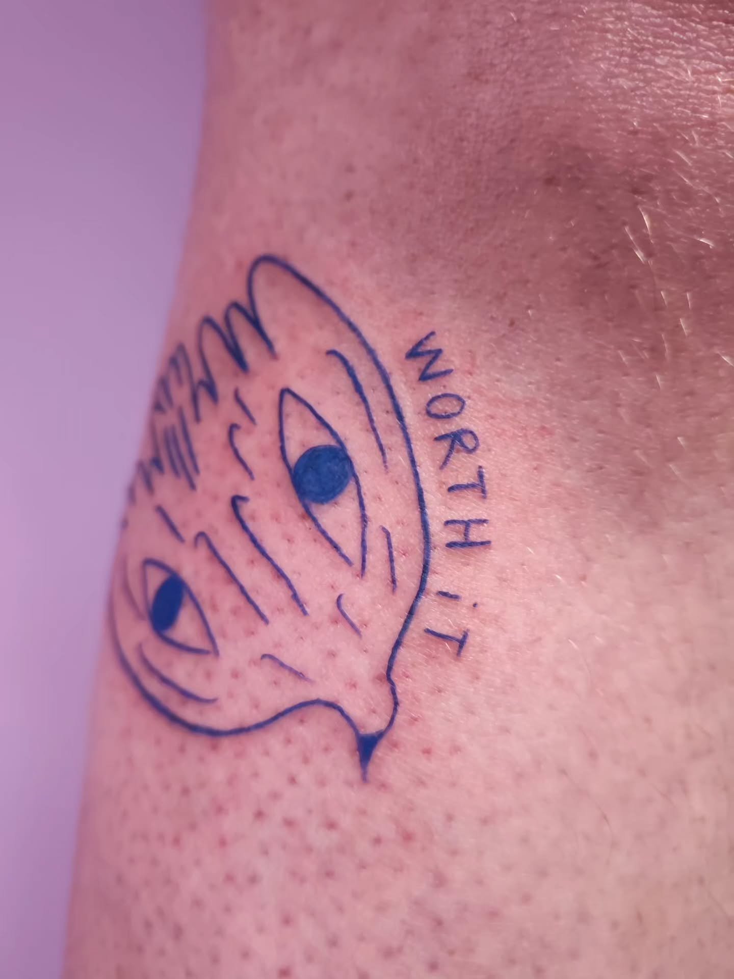 💙 un des derniers tatouages de l'ann&eacute;e annonciateur de nouveaut&eacute;s pour 2026 : l'arriv&eacute;e officielle de la couleur dans mes tatouages. Ici c'est un flash auquel Lou m'a demand&eacute; d'ajouter ces deux mots. Merci de m'avoir conf