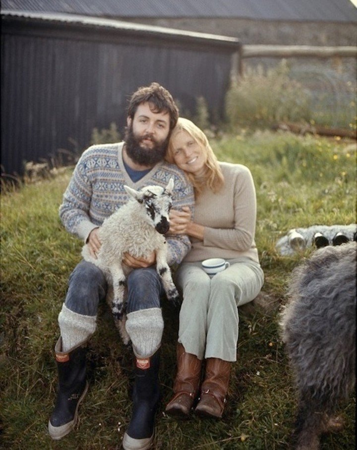It was this week 26 years ago that @lindamccartney passed away. Her photos were always so breathtaking, and one of my favorites is this one of her and @paulmccartney. Her relationship with Paul was admirable: they never spend a night alone with the e
