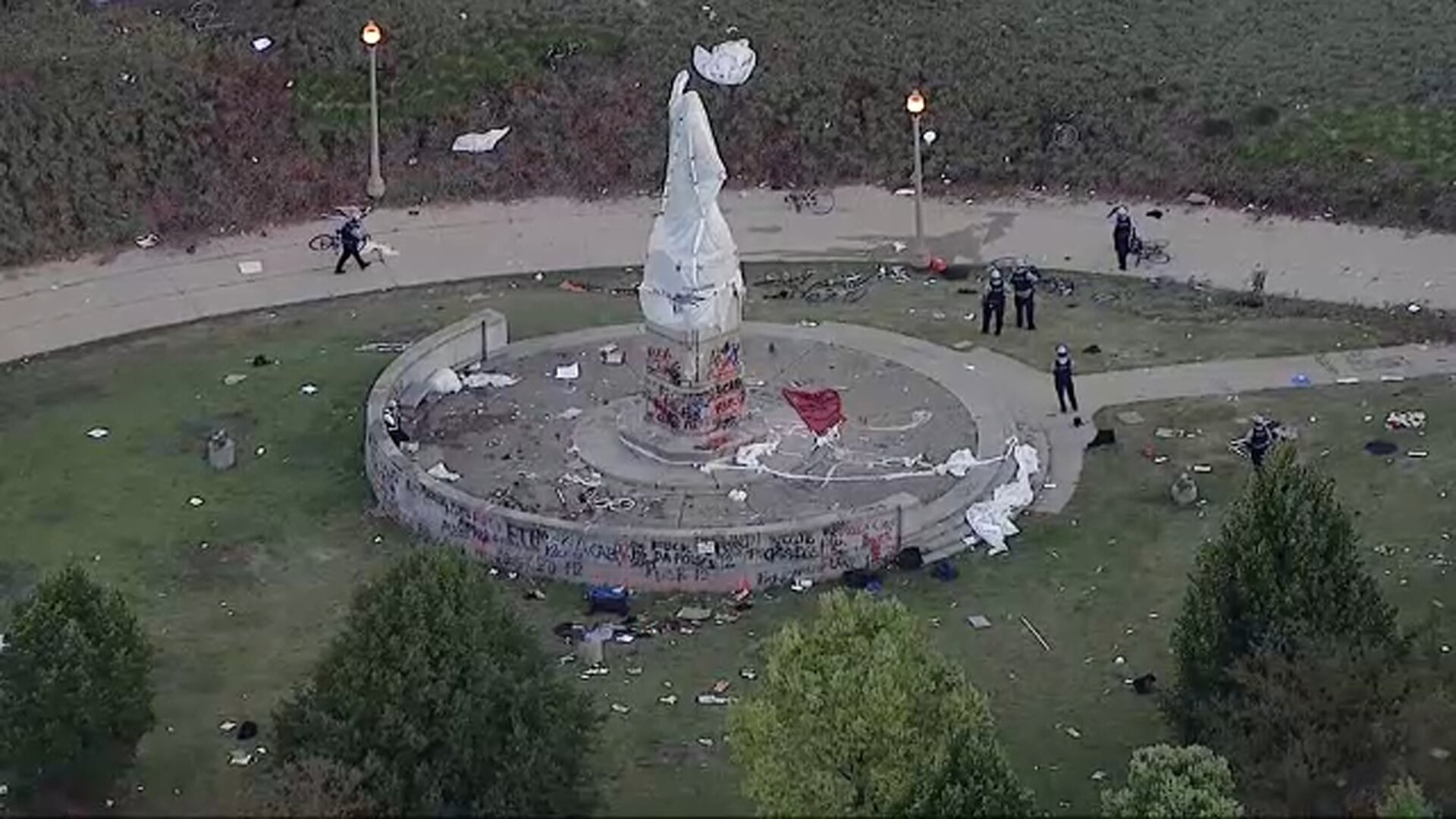 attempt-to-topple-christopher-columbus-statue-in-chicagos-grant-park-prompts-standoff-with-police.jpg