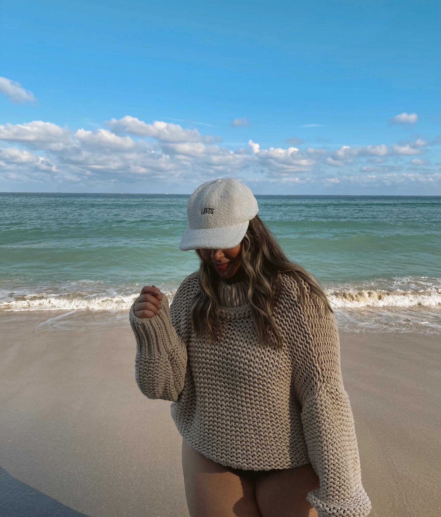 The smell of salt water &amp; the sound of crashing waves is therapy for the soul 🌊🤍

This @freepeople sweater has been one of my favorite sweater purchases EVER. 

I&rsquo;ve styled it in so many different ways this season - a new staple in my war
