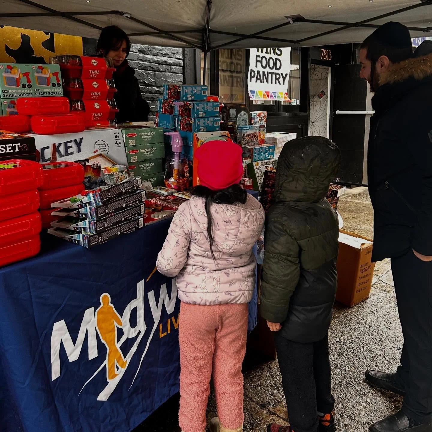 Imagine a free toy store in #jacksonheights 

It really took a village of #santahelpers and community to show up for kids in our pantry line and at the shelters. Thank you donors, toy drop off sites, drivers and volunteers. 

Together more than 600 k