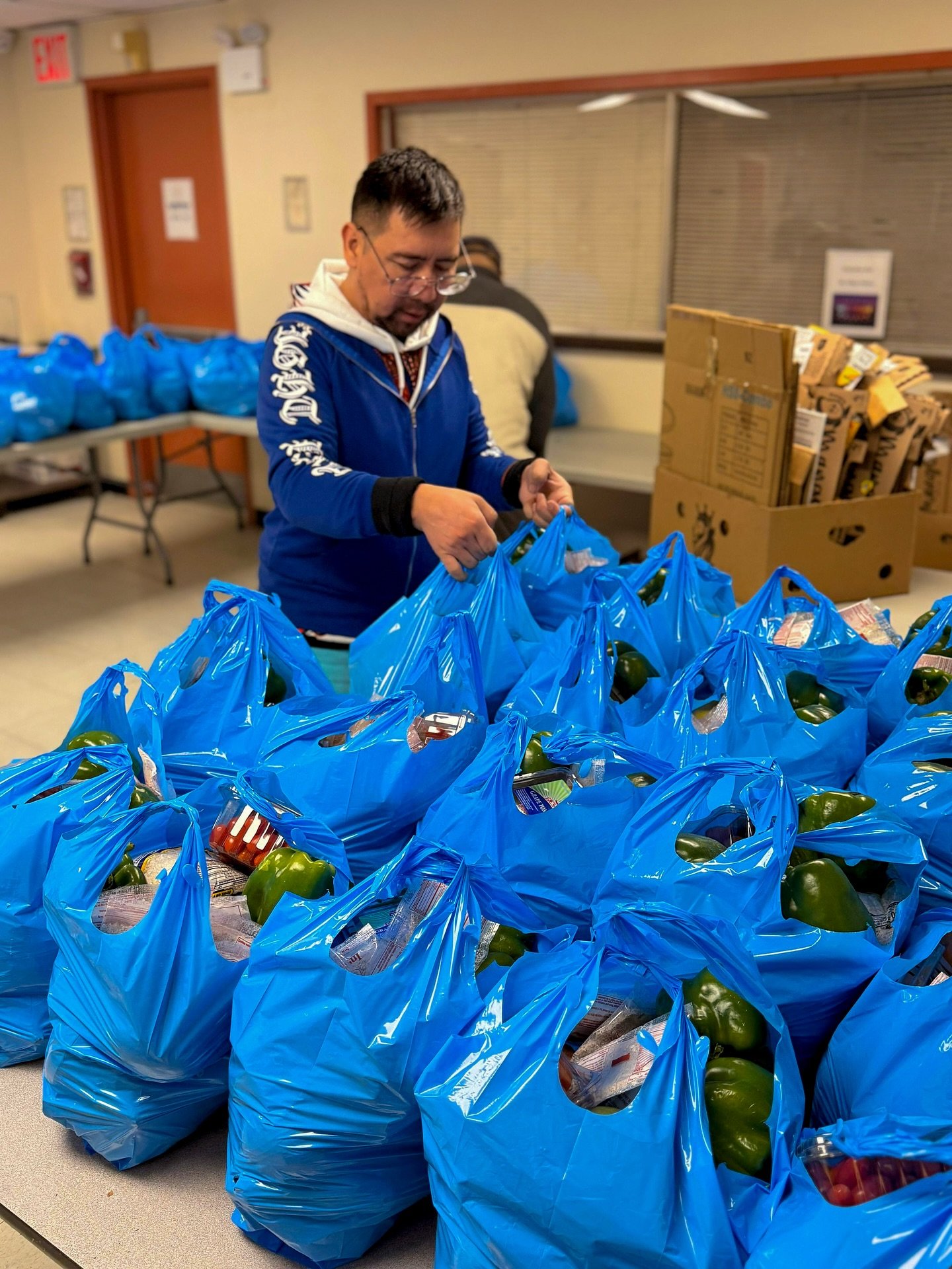 Today, we successfully delivered pantries food in the 📍Bronx, ensuring access to fresh food for immigrant families and the LGBTQ+ community. 🍅🫶🏻🥕

82 households were serviced with 9 Children, 47 Adults and 64 Older Adults. Over 120 individuals w