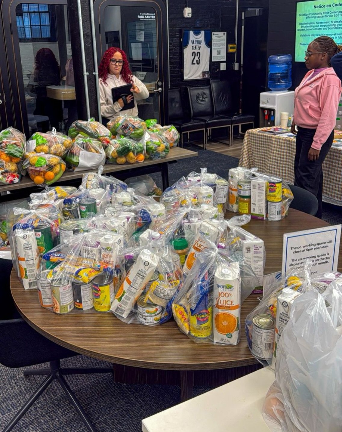 Today we completed our monthly food pantry in Brooklyn, including fresh, healthy produce and non-perishable items🧡
We impacted:
70 households
62 children
83 adults
54 older adults
Total individuals: 269

Thank you to the team at @KwendaCollegiateGir