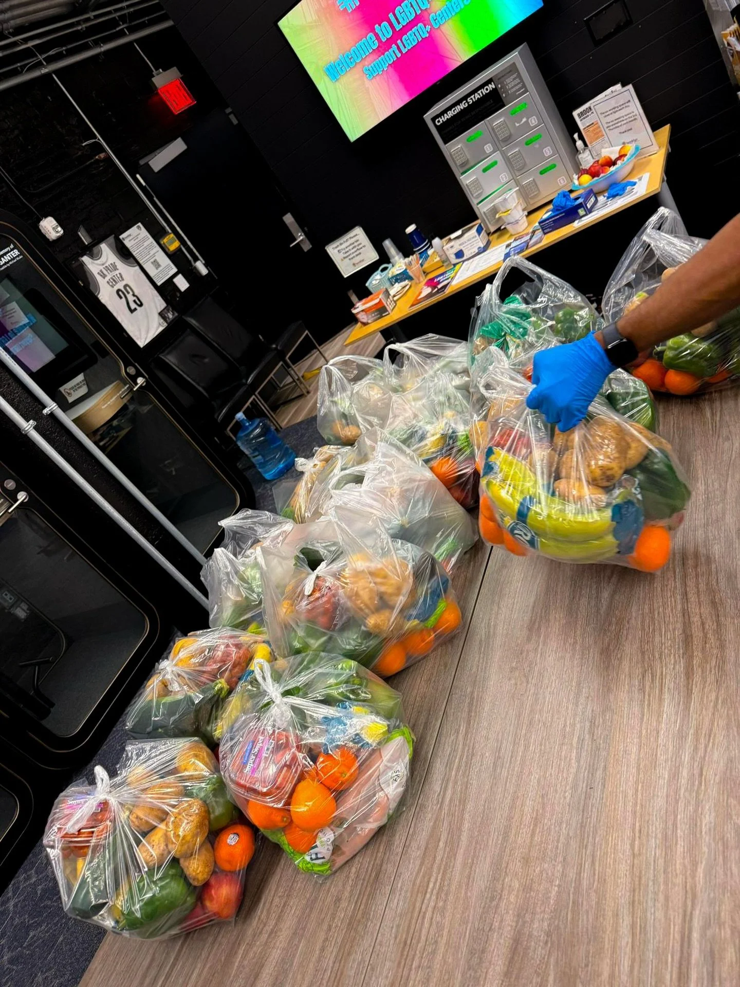 Yesterday, March 19, our Brooklyn pantry continued our ongoing efforts to serve families with fresh, nutritious food 🍆💟.

We are deeply grateful to our donors for their continued support💌.

We impacted: 
Household 66
Children 74
Adults 94
Older ad