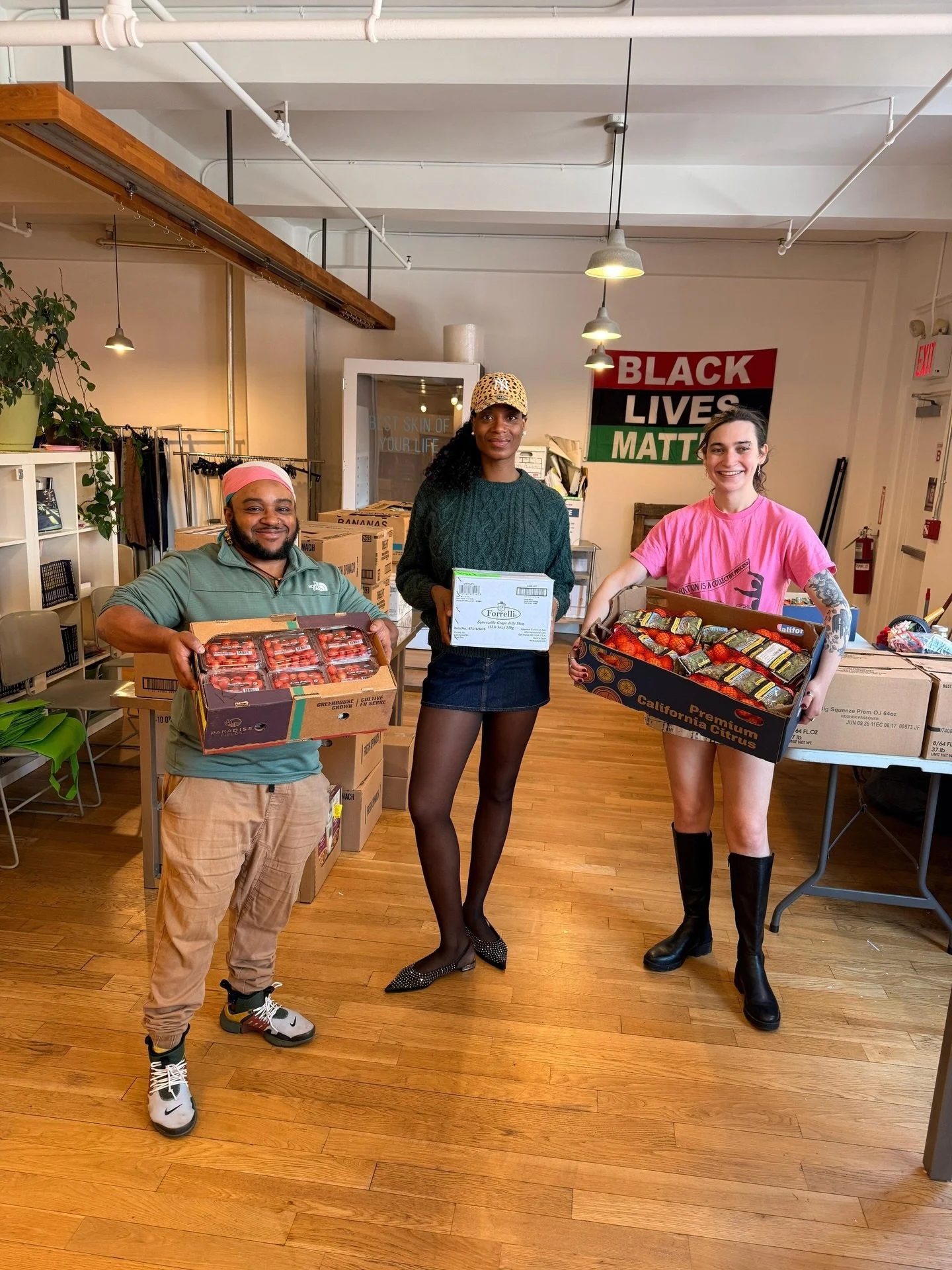 Today we began our food distribution in Chelsea with the collaboration of @sylviariveralawproject 🧅🧡.
Join us every fourth Thursday of the month ✅.

Interested in volunteering? Join us on the link in bio.