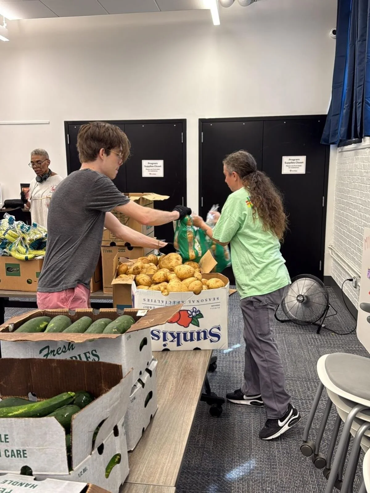Today, we held an our monthly food pantry in Brooklyn at @lgbtbrooklyn .

Thank you to the volunteers who joined us, your support is essential to every distribution.

Those who attend our pantries are essential workers, migrants, and working-class ne