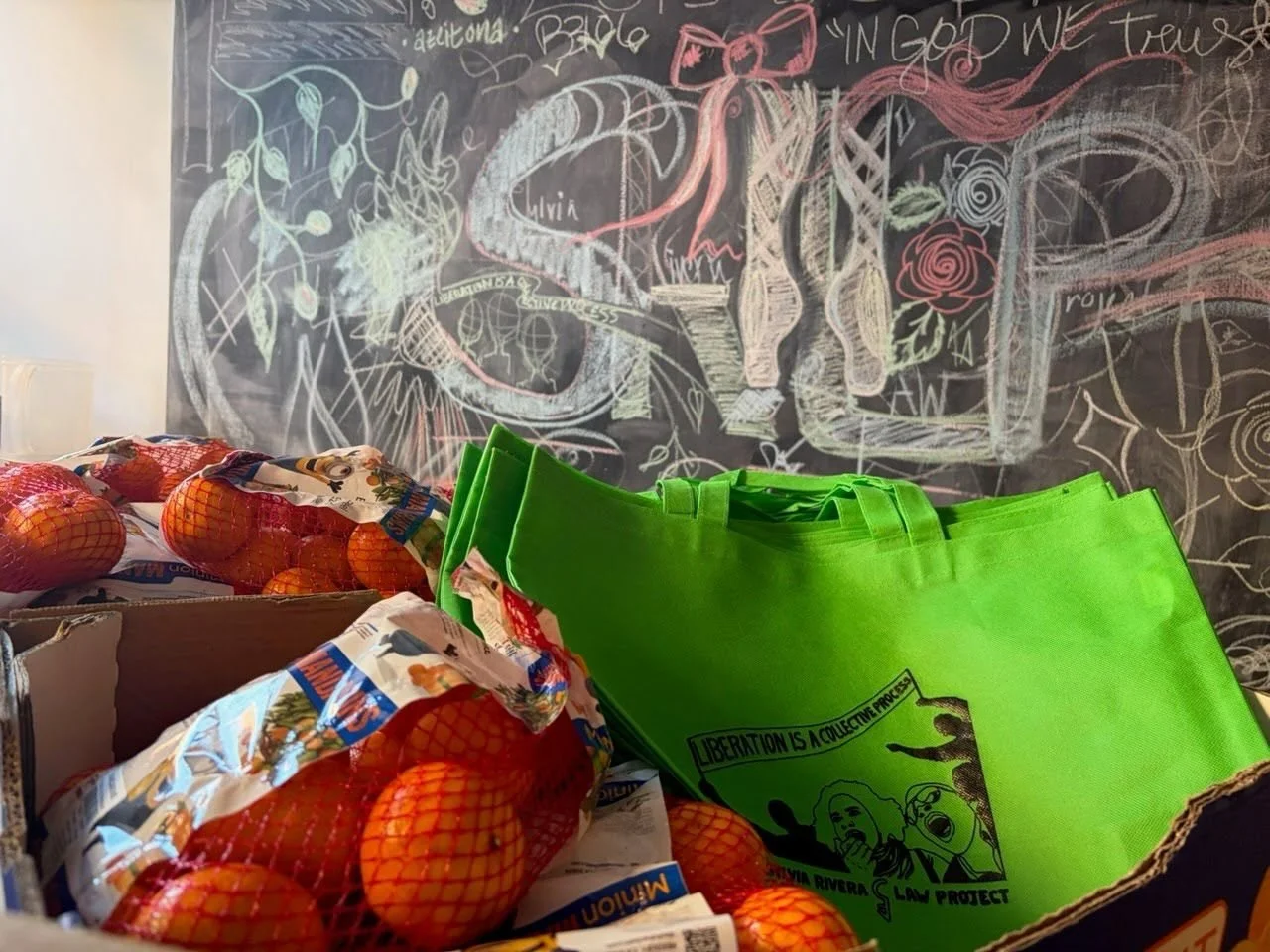 🍊Today, we distributed food at Sylvia Rivera Law Project, a new food pantry that has been warmly welcomed by volunteers, community members, and neighbors🤩.

🧡Hoy estuvimos entregando alimentos en Sylvia Rivera Law Project, una despensa nueva que h
