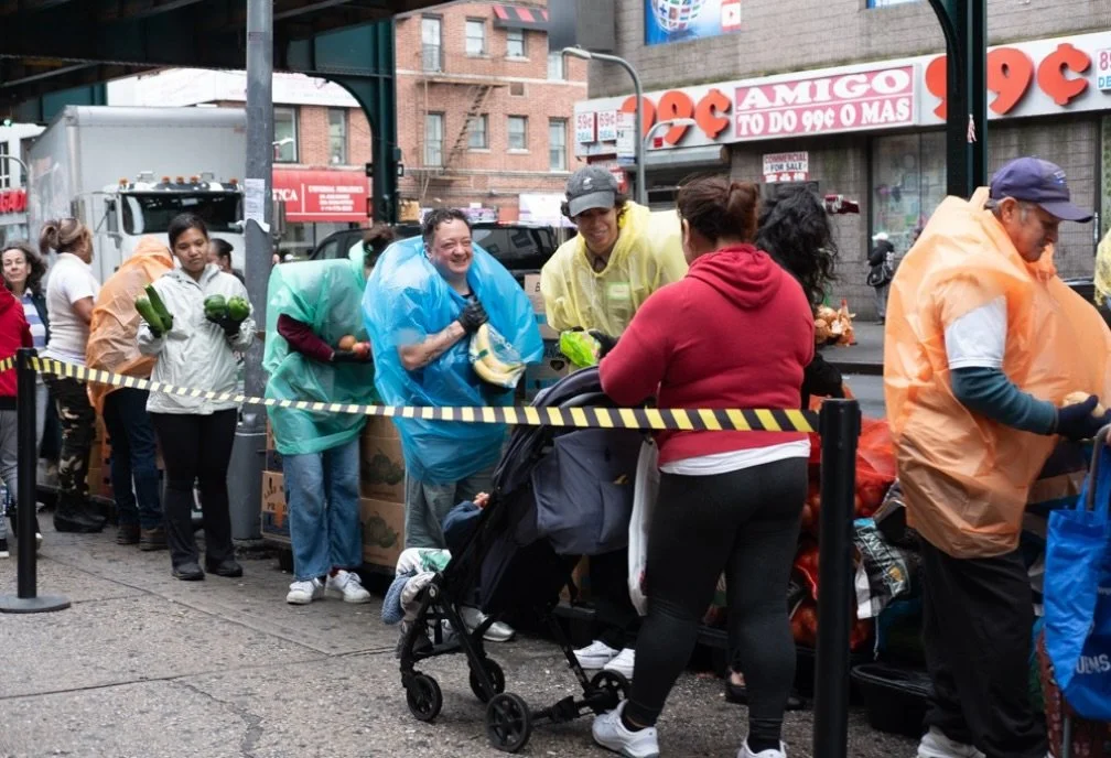 🤝 🌧️When commitment is stronger than weather, solidarity never stops. Another day of food distribution made possible by our volunteers and community 🌿✅.

🤝🌧️Cuando el compromiso es m&aacute;s fuerte que el clima, la solidaridad no se detiene. &i