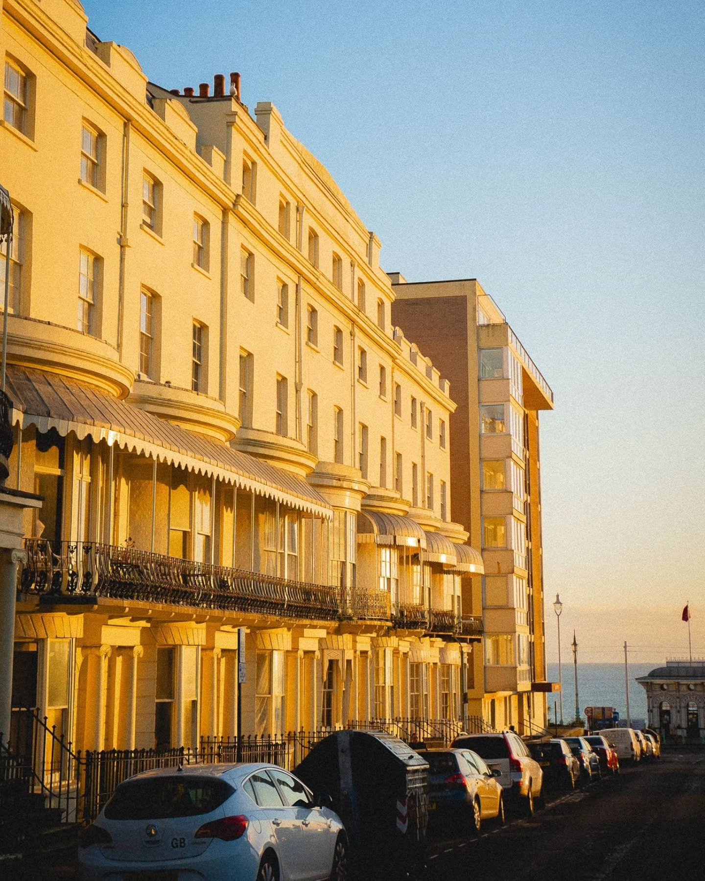 Brighton golden hour on film ☀️🎞
&bull;
&bull;
&bull;
&bull;
&bull;
#sony #sonyalpha #sonyimages #sonyphotography #sonya7r #street_photography #staycinematic #storyofthestreet #streetphotographers #streetshared #cinematicphotography #cinematiclook #