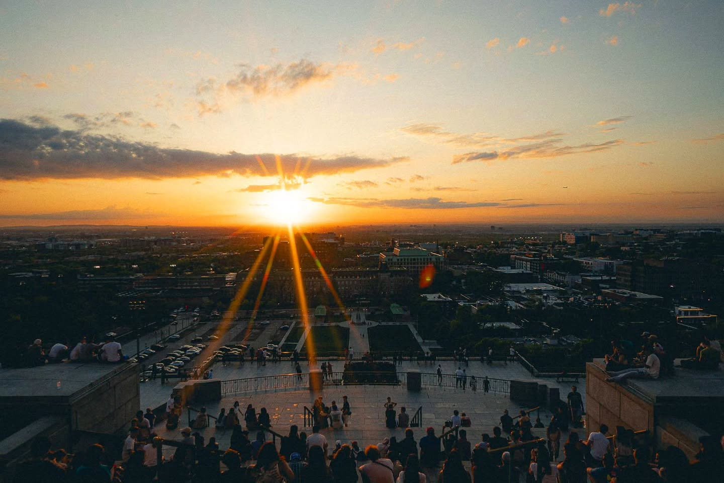 Sunset watching from Saint Joseph's Oratory in Montr&eacute;al, Canada 🇨🇦🧡
&bull;
&bull;
&bull;
&bull;
&bull;
&bull;
#sony #street_cinema #street_photography #staycinematic #storyofthestreet #streetphotographers #streetshared #street_storytelling 