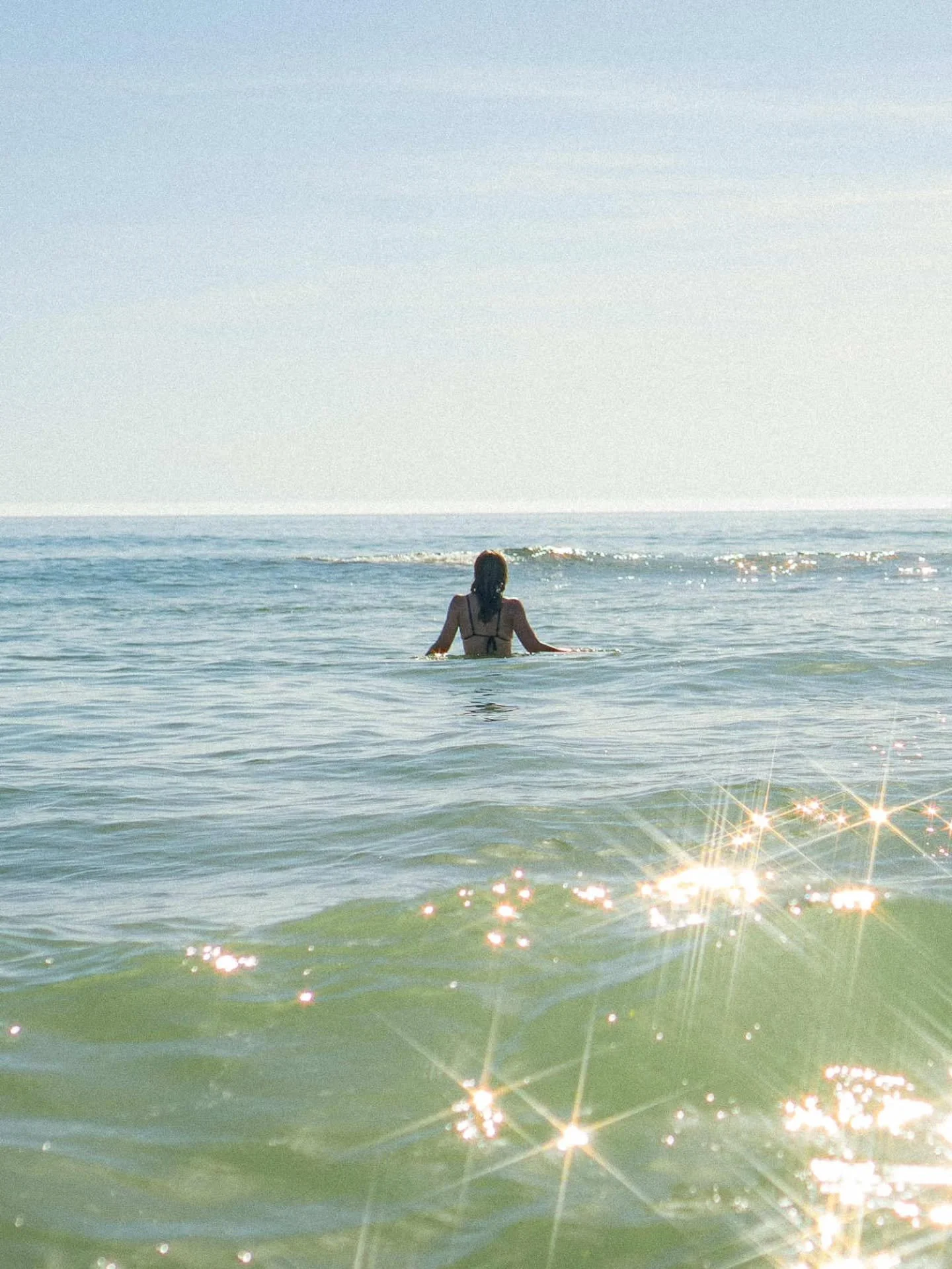 Carvavelos Sea 🇵🇹🌊✨️
&bull;
&bull;
&bull;
&bull;
#35mmfilm #sony #street_cinema #street_photography #staycinematic #storyofthestreet #streetphotographers #streetshared #street_storytelling #skyporn #grainisgood #goldenhour #streetphotography #cine