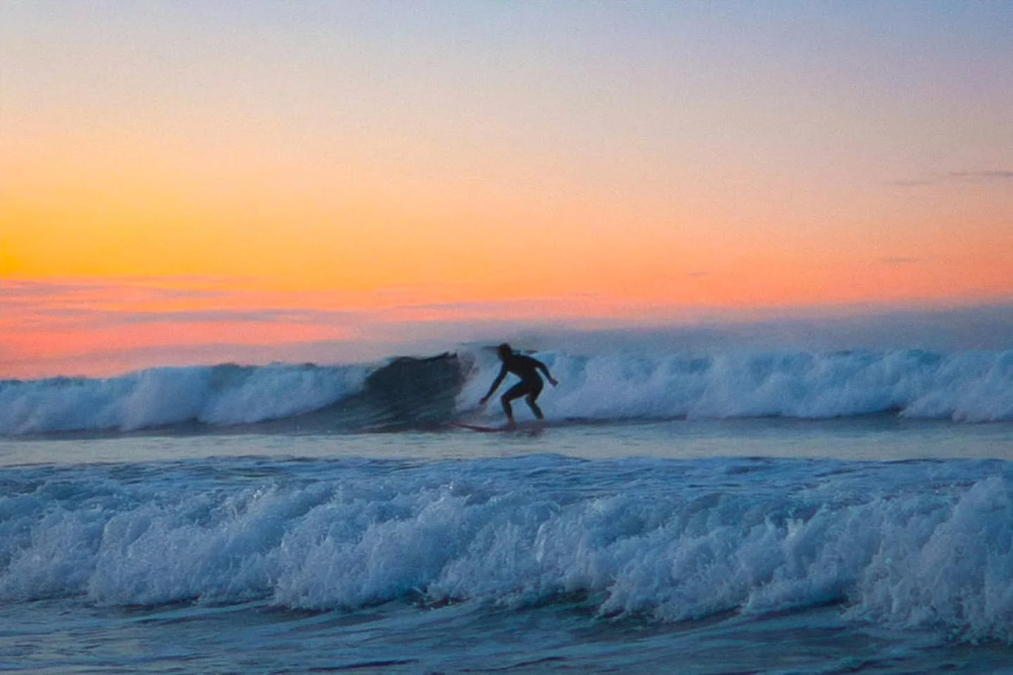 Catching those sunrise waves 🌊
&bull;
&bull;
&bull;
&bull;
#sony #street_cinema #street_photography #staycinematic #storyofthestreet #streetphotographers #streetshared #street_storytelling #skyporn #grainisgood #goldenhour #cinematicphotography #cin
