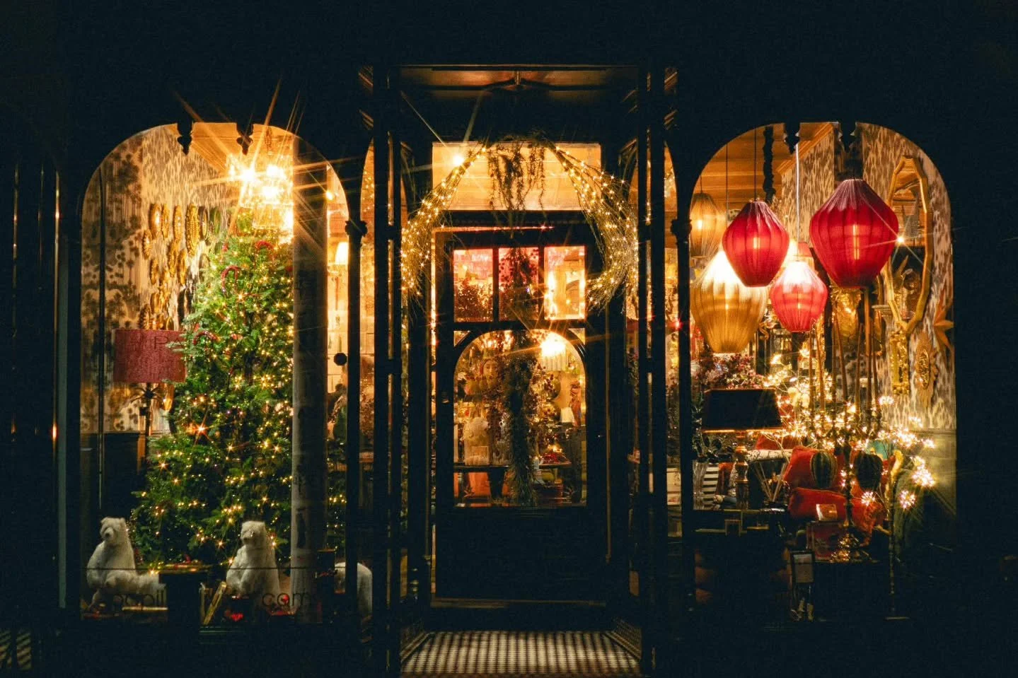 Christmas Window Shopping in The Lanes ✨️🎁
&bull;
&bull;
&bull;
&bull;
&bull;
#sony #street_cinema #street_photography #staycinematic #storyofthestreet #streetphotographers #streetshared #street_storytelling #grain #grainisgood #night #nightphotogra