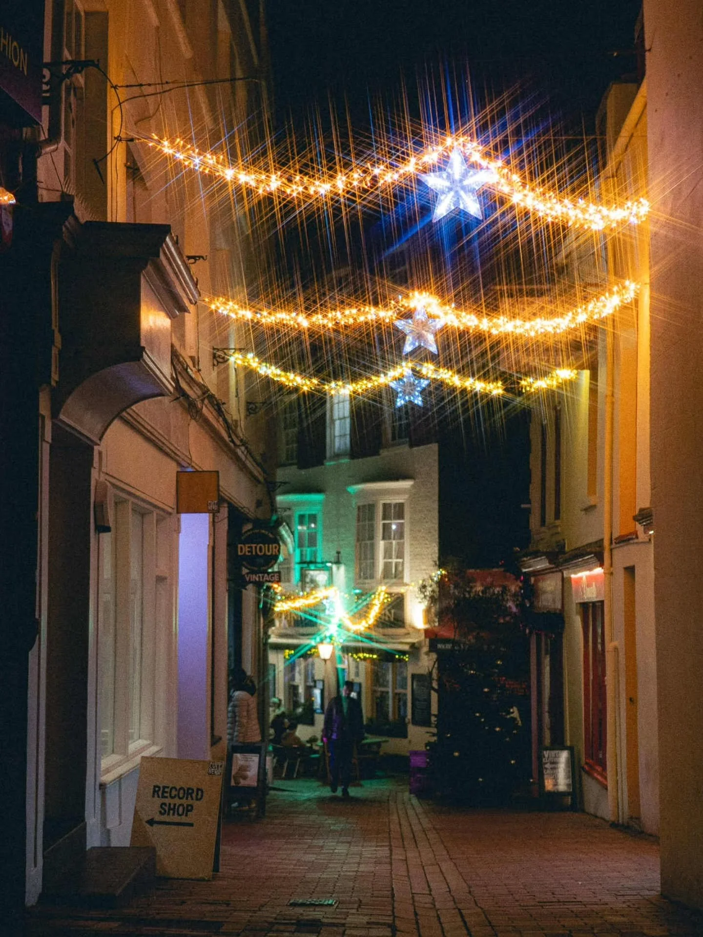 The Lanes is definitely the place to be if you wanna see some pretty christmassy lights ✨️✨️✨️
&bull;
&bull;
&bull;
&bull;
&bull;
#sony #street_cinema #street_photography #staycinematic #storyofthestreet #streetphotographers #streetshared #street_sto