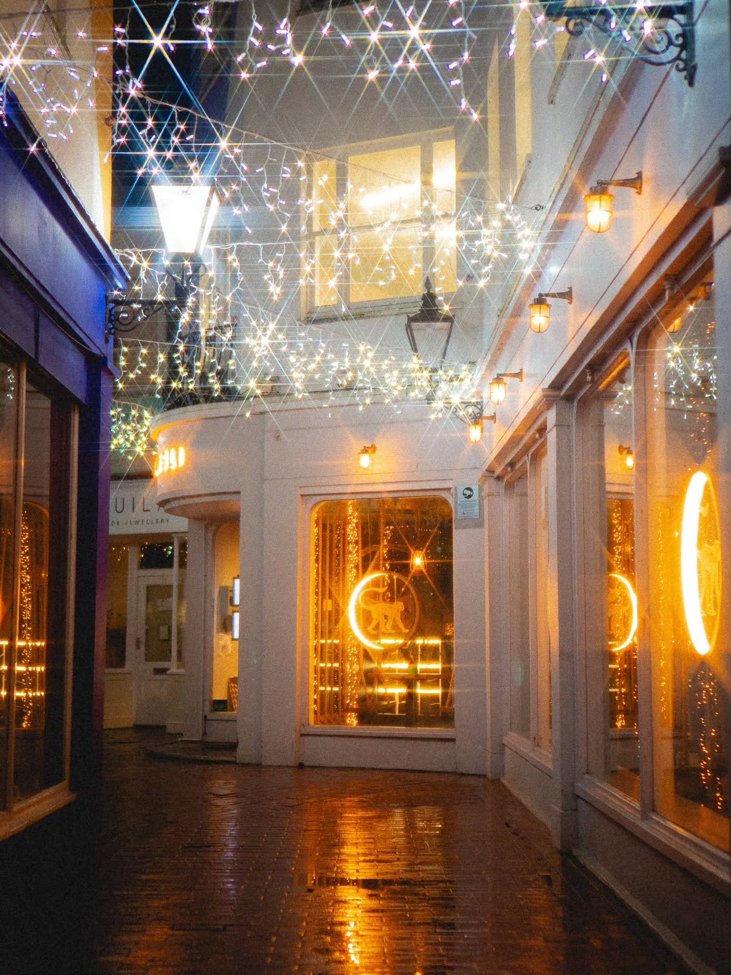 Brighton Laines At Night 🌙✨️
&bull;
&bull;
&bull;
&bull;
&bull;
#sony #filmphotography #photocinematic #nightphotography #thisisbrighton