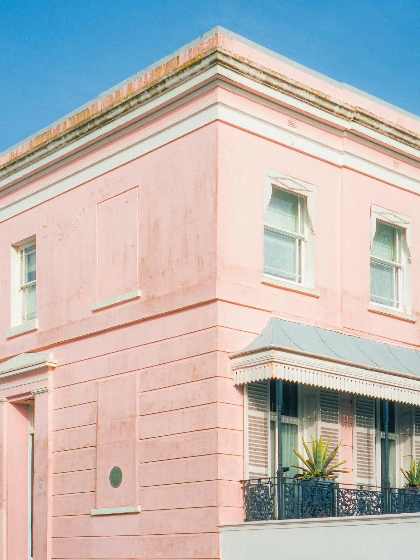 Corners and details 🌸🌱
&bull;
&bull;
&bull;
&bull;
#sony #filmphotography #photocinematic #streetphotography #thisisbrighton