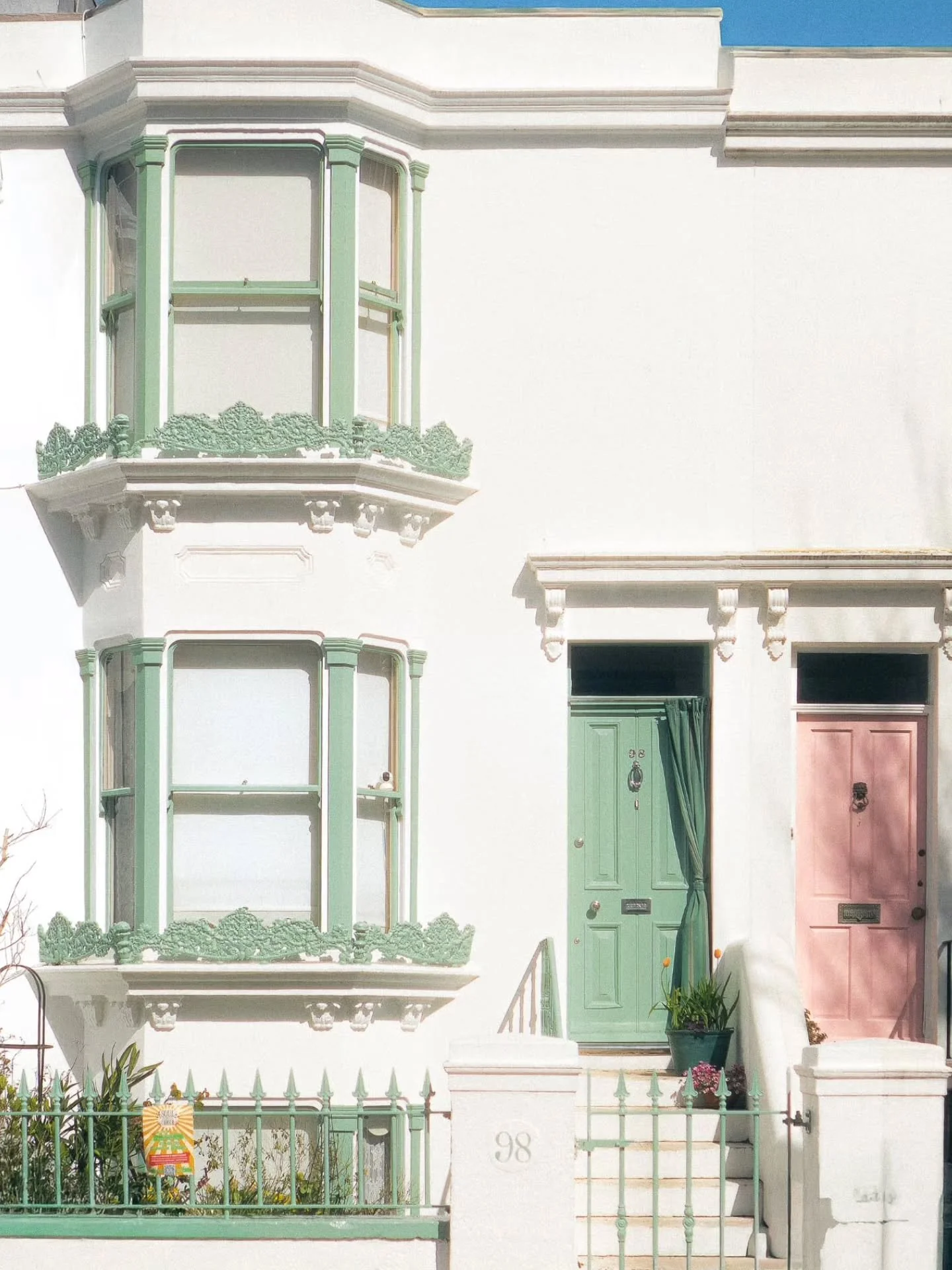 Knock knock, more pretty doors in the morning sun on Upper North Street 🎞☀️🌸💛
&bull;
&bull;
&bull;
&bull;
#sony #filmphotography #photocinematic #streetphotography #thisisbrighton