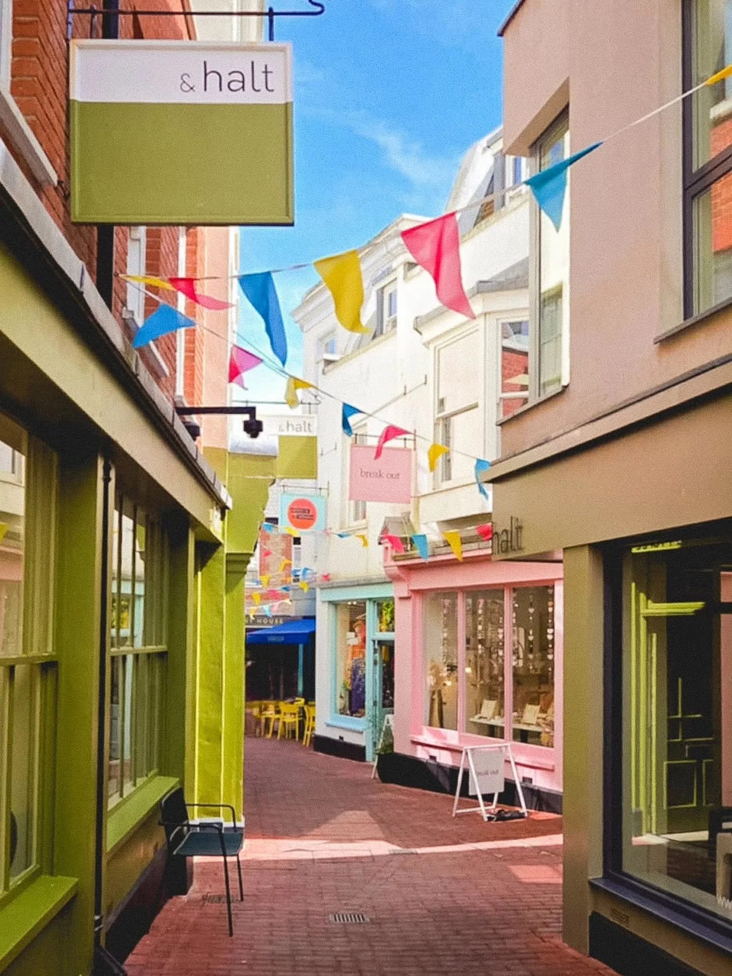Falling in love with the hidden gems of the Lanes ☀️
&bull;
&bull;
&bull;
&bull;
&bull;
&bull;
#sony #filmphotography #photocinematic #streetphotography #thisisbrighton