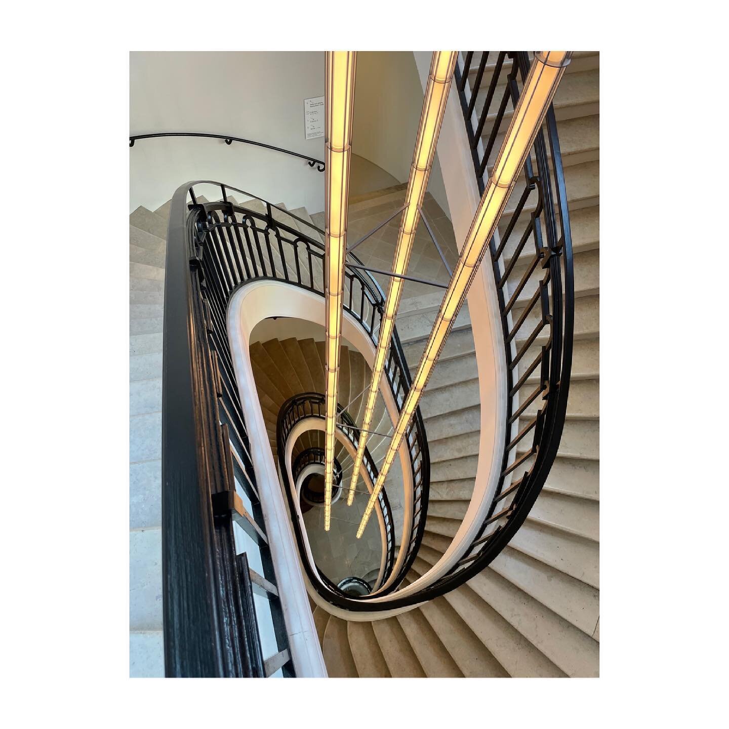 Visite | escalier &agrave; double r&eacute;volution &eacute;clair&eacute; par les colonnes lumineuses du studio Bouroullec
👉 Bourse de commerce - Paris