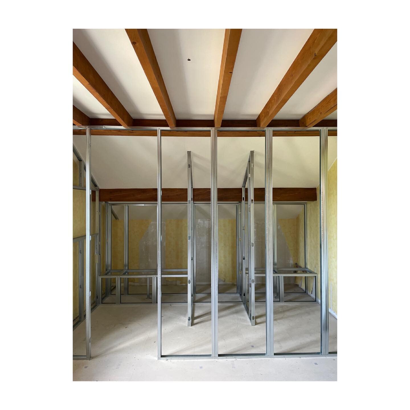 Projet T+M | volume en cours
👉 ossature placo pr salle d&rsquo;eau
.
.
.
.
.
#chantier #workinprogress #interiordesign #architectureinterieure