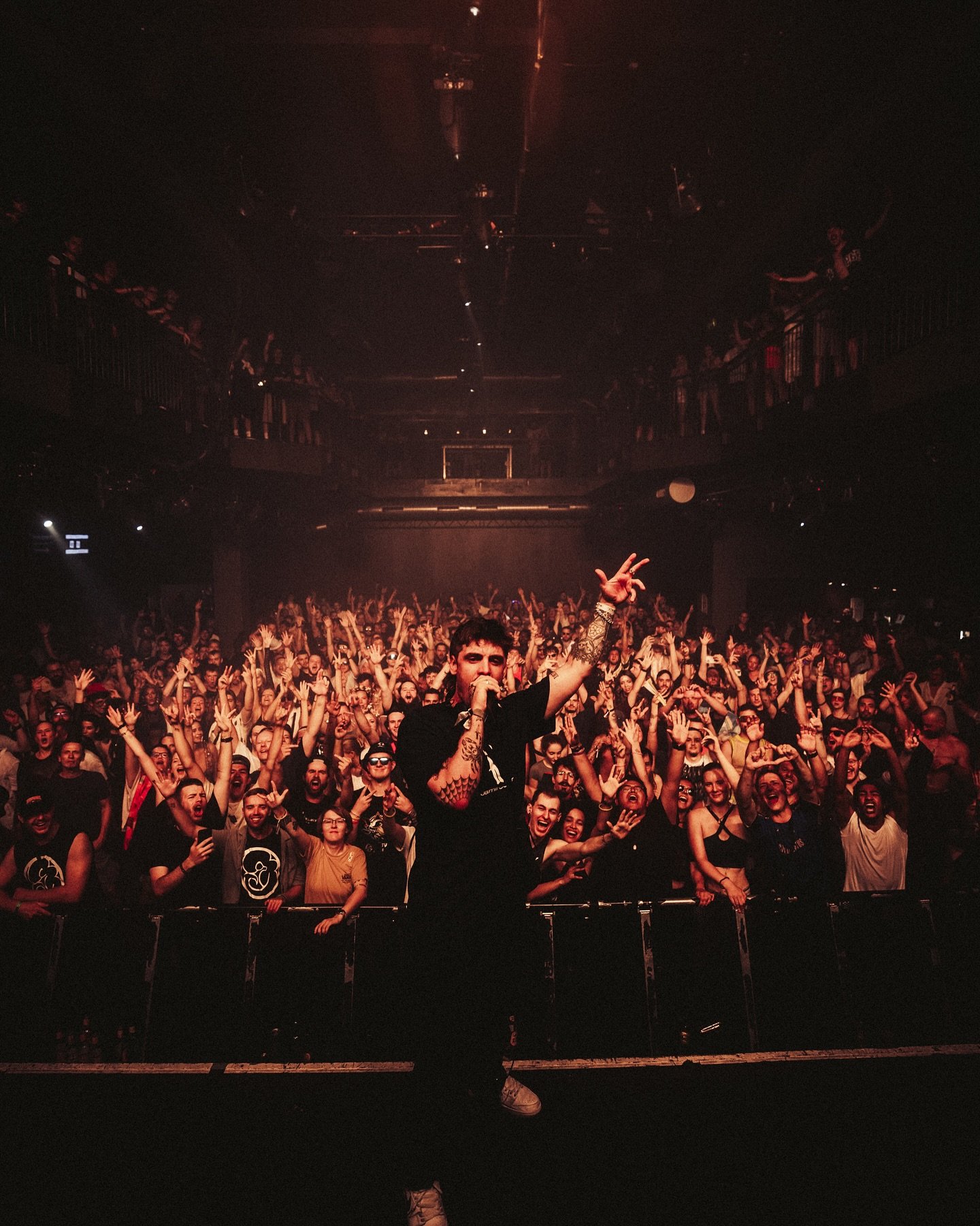 My zurich debut with the guy from down under @luude ❤️&zwj;🔥

Short slide explaination:
1 - classic crowd-picture 🫂
2 - a loud crowd 🙂&zwj;↕️
3 - happy christian
4 - pachamama 😤
5 - sick dance moves 🕺🏼
6 - ravers ✨
7 - nasty multicam drop 🥹
8 