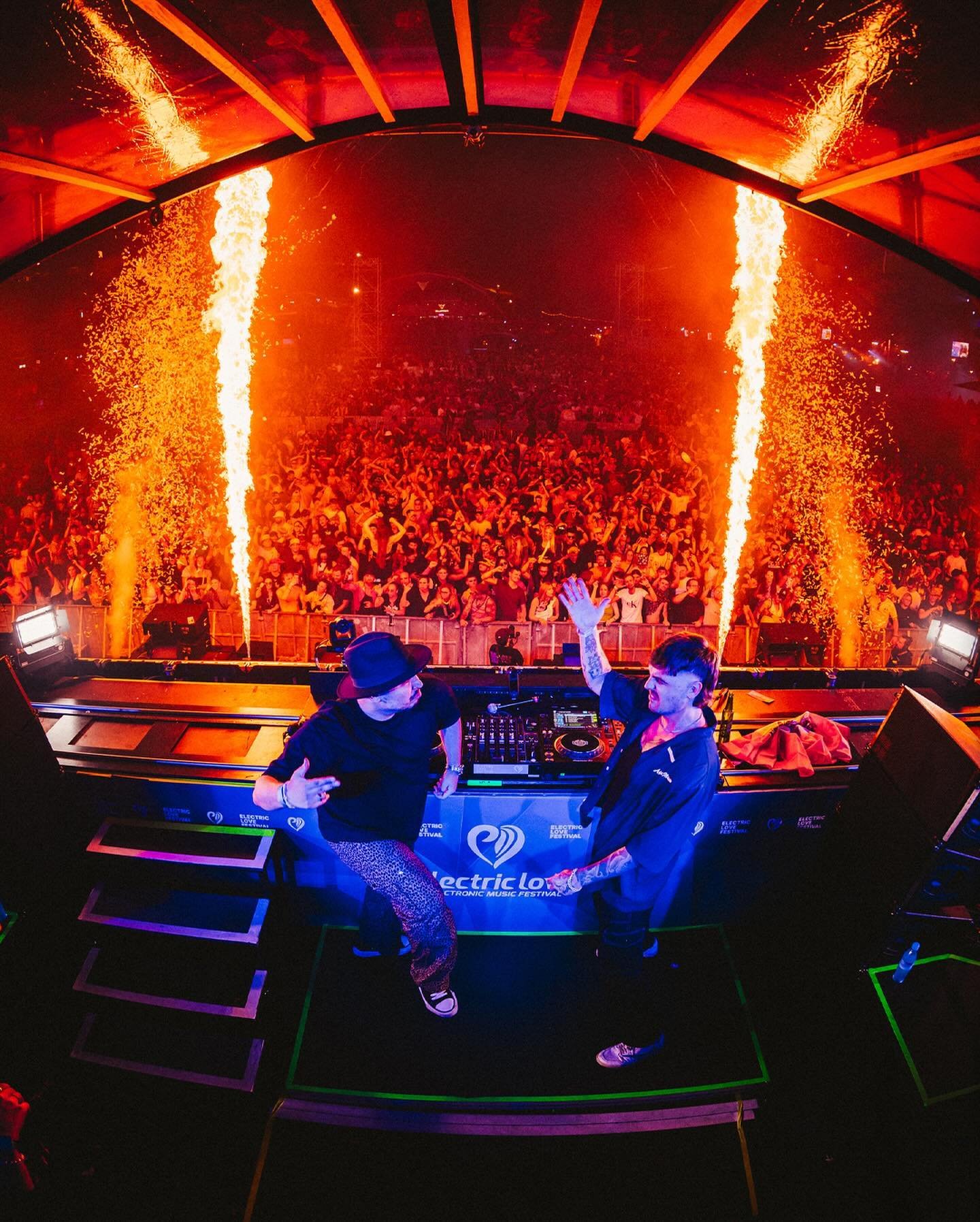🇦🇺 @luude bringing dnb to the @electricloveaut mainstage together with @djdanlee 🫨🤯