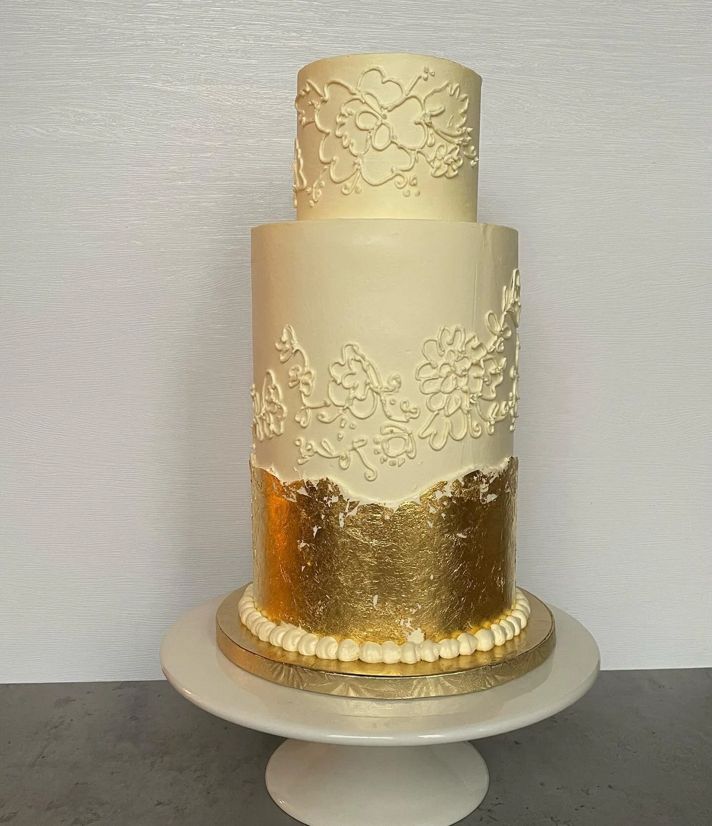 I amazed even myself with this wedding cake! A double barrel white velvet cake with strawberry filling, vanilla Italian meringue buttercream and edible gold leaf. Swoon! 🥰 Many happy years to the happy couple!
#weddingcake #doublebarrelcake #whiteve