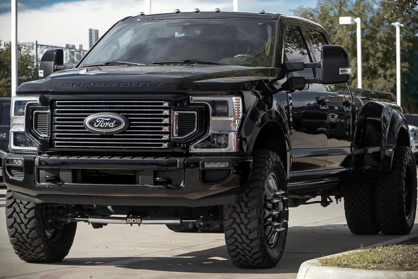 Both pending deals fell through..let&rsquo;s make the third time a charm!
-
2.5&rdquo; BDS w/ Fox 2.0 Shocks
22&rdquo; Dually Design Co Wheels
37x12.50R22LT Toyo M/T Tires
And painted grille insert and accents
$89,991 AVAILABLE NOW @Hurst.Autoplex!
&