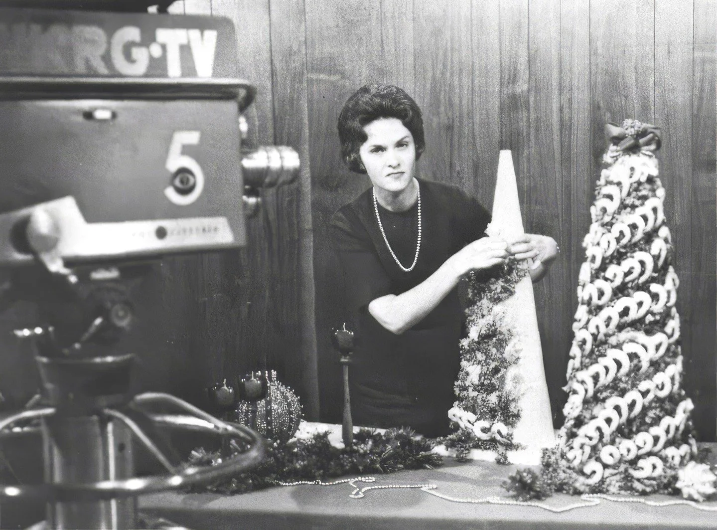 In the 1950s and 60s, the federal government was trying to get American families to cook more fish and shellfish. They found the perfect woman for this important message: a former high school home economics teacher named 𝗕𝗘𝗥𝗧𝗛𝗔 𝗙𝗢𝗡𝗧𝗔𝗜𝗡𝗘