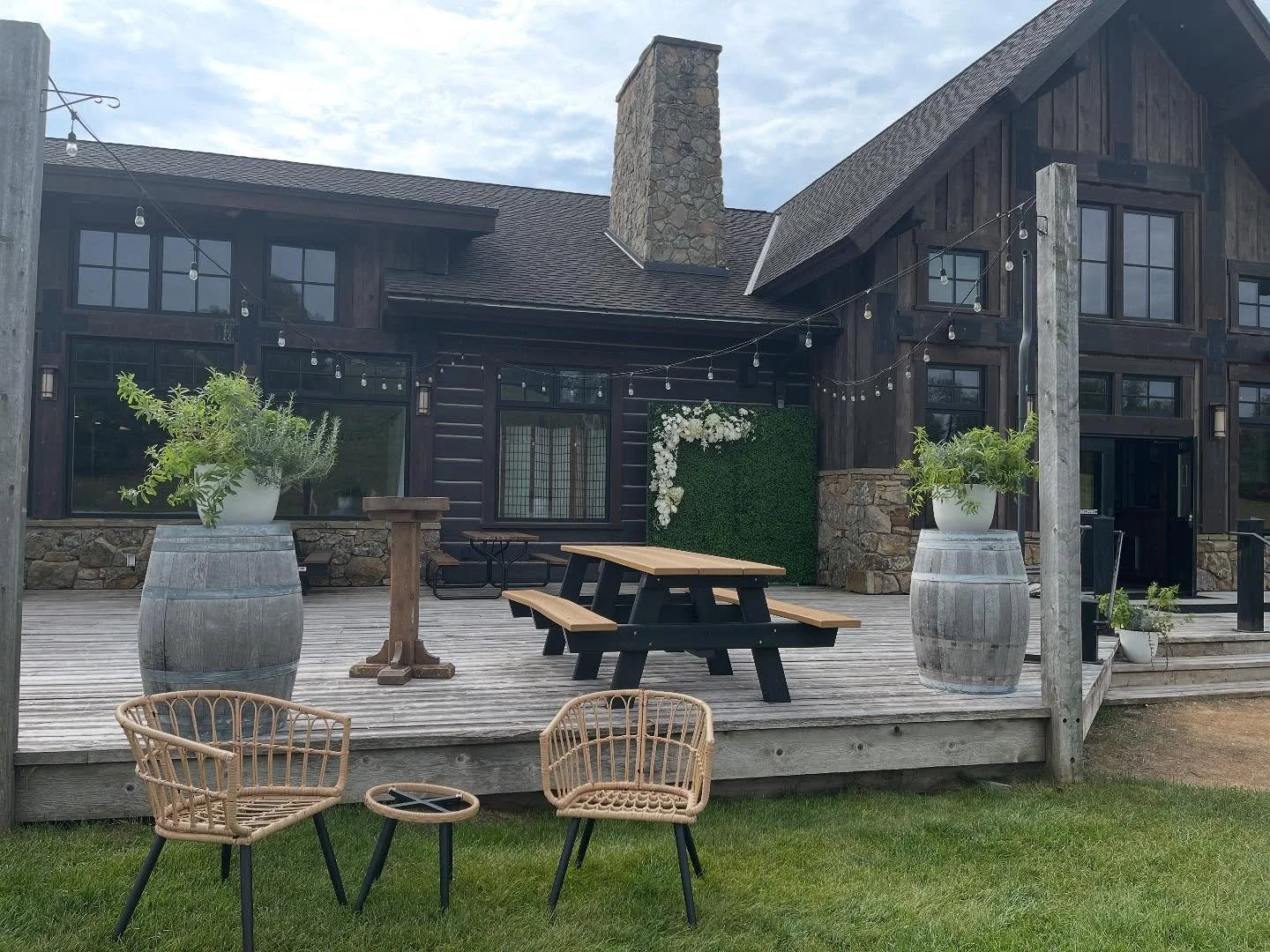 What a beautiful day @detroitmountain for a wedding. My additions to this day was growing 12 large herb planters, a floral design on their photo backdrop and some sweet hints of herbs we grew in bud vases🌱