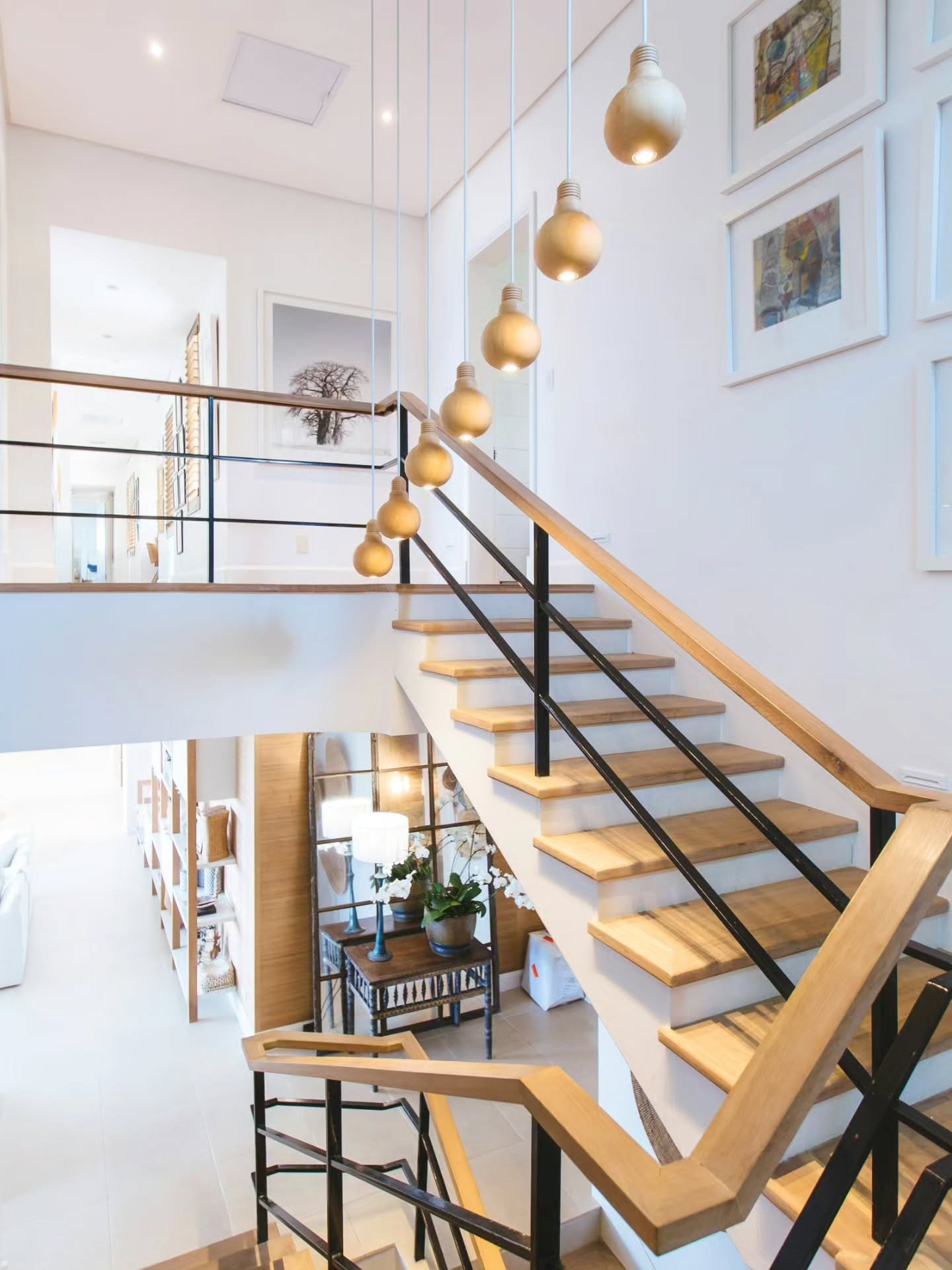 There are two approaches to building (whether it&rsquo;s a new home or major reno).
 
Each approach can work well.

When you imagine your build, who is running the project?

OPTION 1 Design Build
&bull; one team, one contract, one point of contact
&b