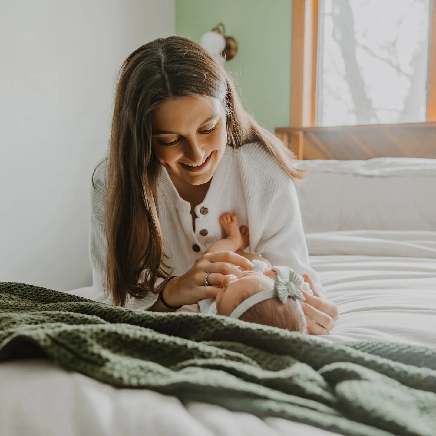 Been thick in the newborn bubble 🤍 but slowly get back behind the computer and answering inquiries, scheduling consult calls and filling the calendar with summer sessions ☀️ 

I have a few weeks left of maternity leave but working on getting back in