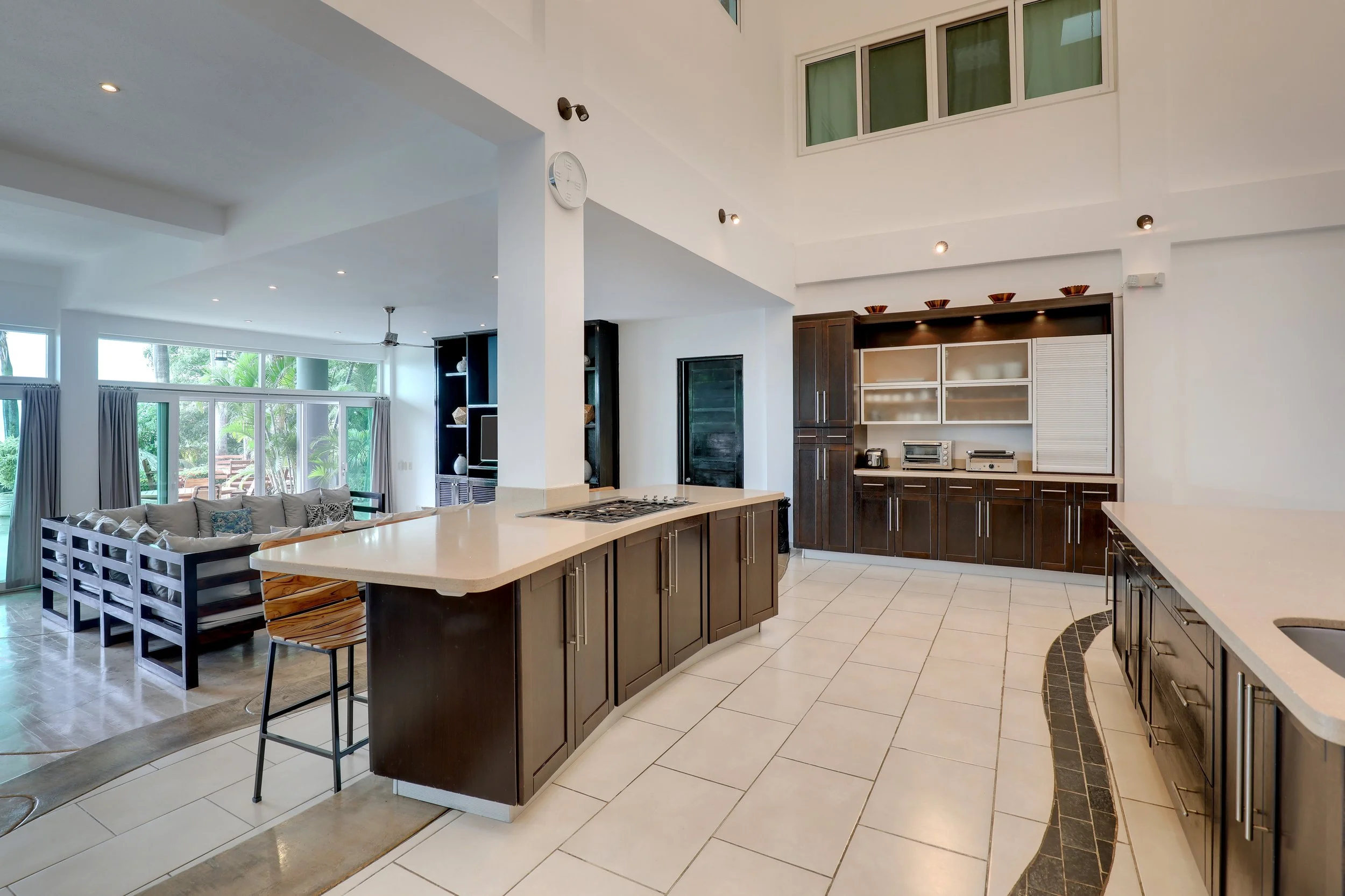 Open kitchen and dining area inside Casa Orquídea
