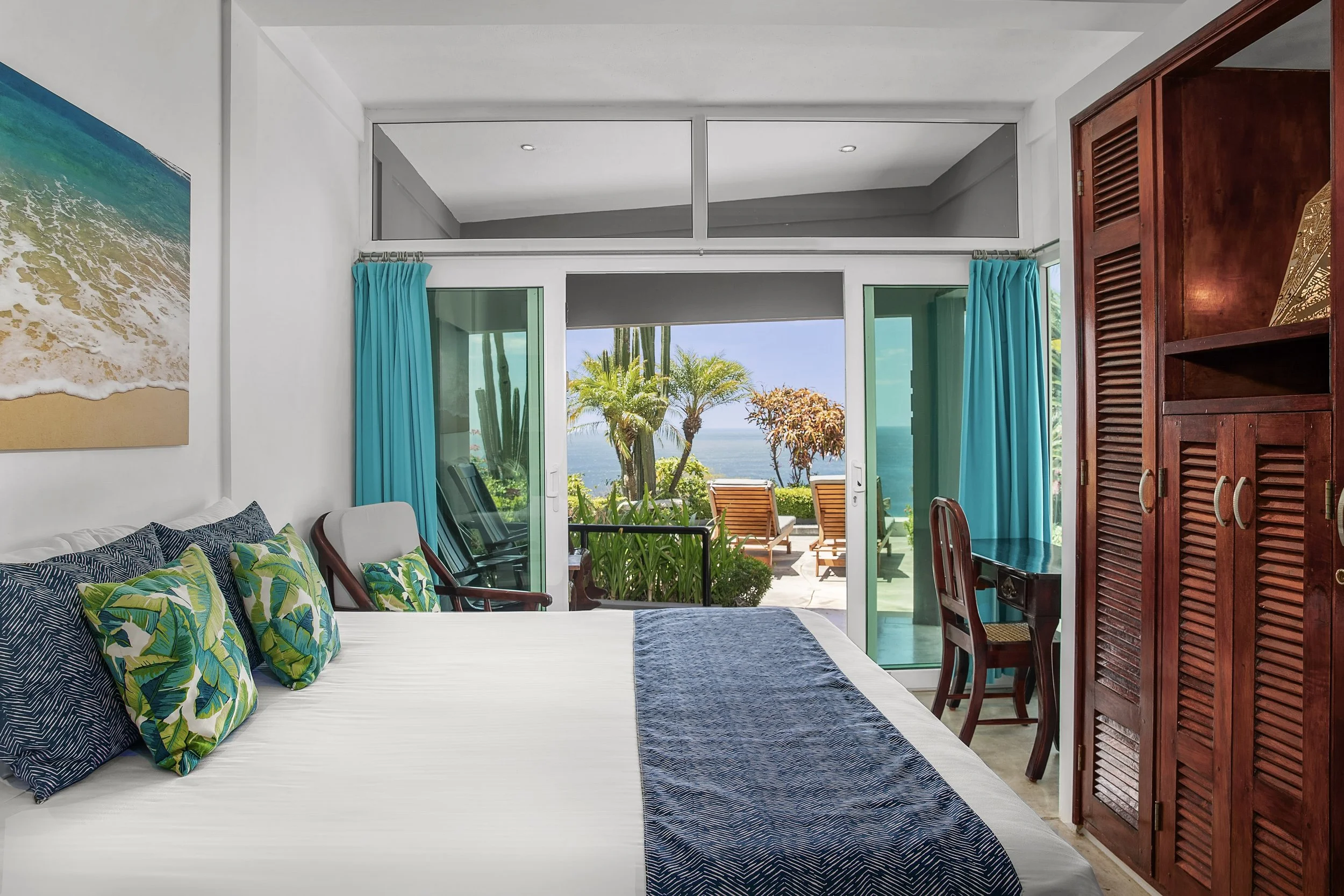 Guest bedroom opening onto the grounds at Casa Orquídea