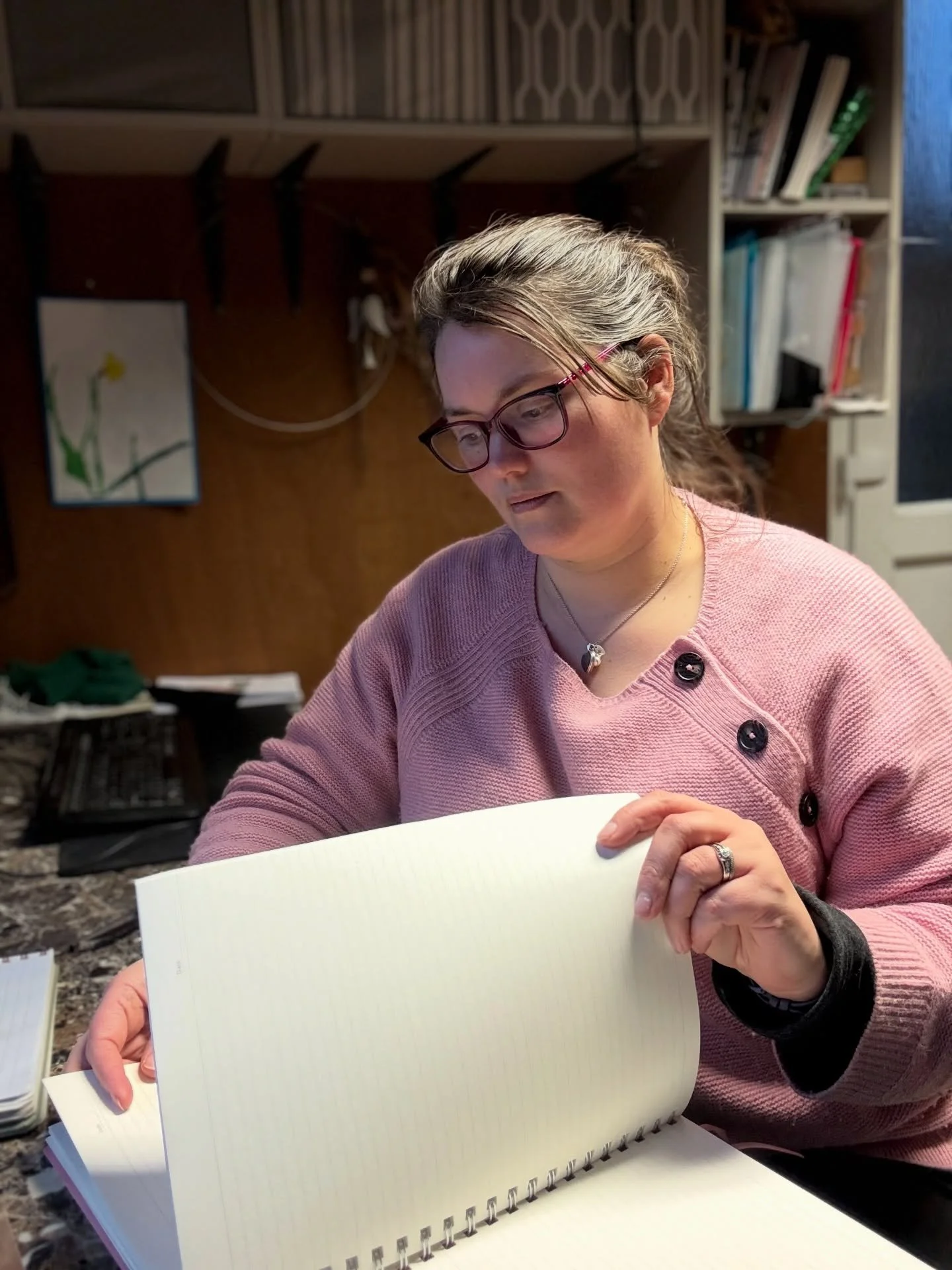 Eeek! New year AND a new note book 😍. Obviously took me much longer than needed to decide which pink one to get but I&rsquo;m so excited to start filling in its brand new blanket pages with exciting florist virtual assistant to do lists.
Anyone else