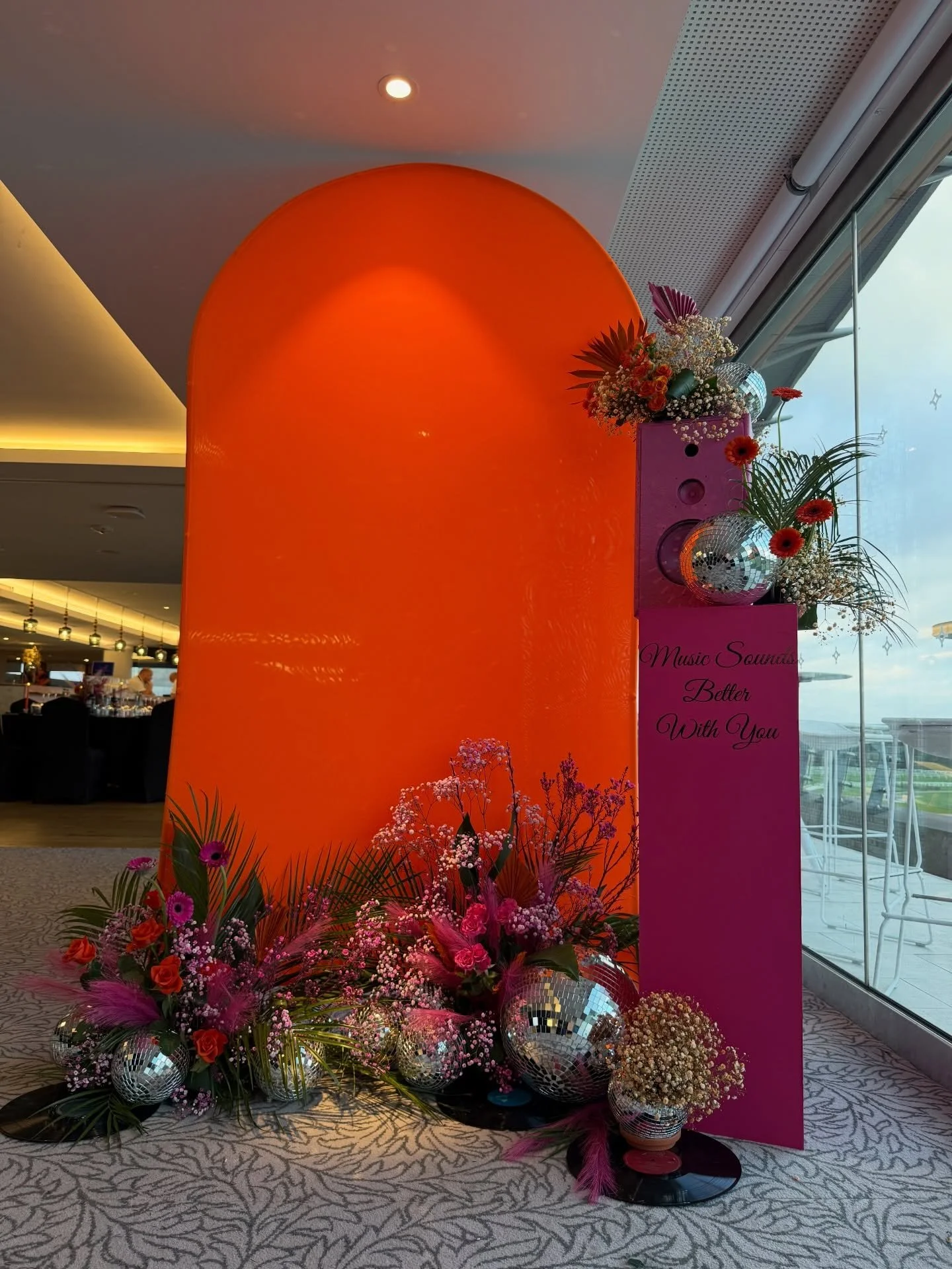 What happens when you get oodles of 🪩, a bucket of pink and orange flowers and free rein? You unleash all creativity and get pretty epic obvs 🙃

Big thanks to @designedbycarley for inviting me along for the ride and trusting me to pull off her brie