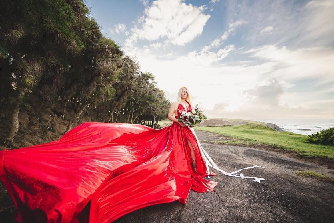 It&rsquo;s beginning to look a lot like Christmas. 🎄

💃🏼 @itsgottabedope in Shimmer Red
📸 @shannonsaylesphoto 

Hi Flying Dress rents direct to customers and photographers. Choose your favorite color and it will be delivered with aloha for your e