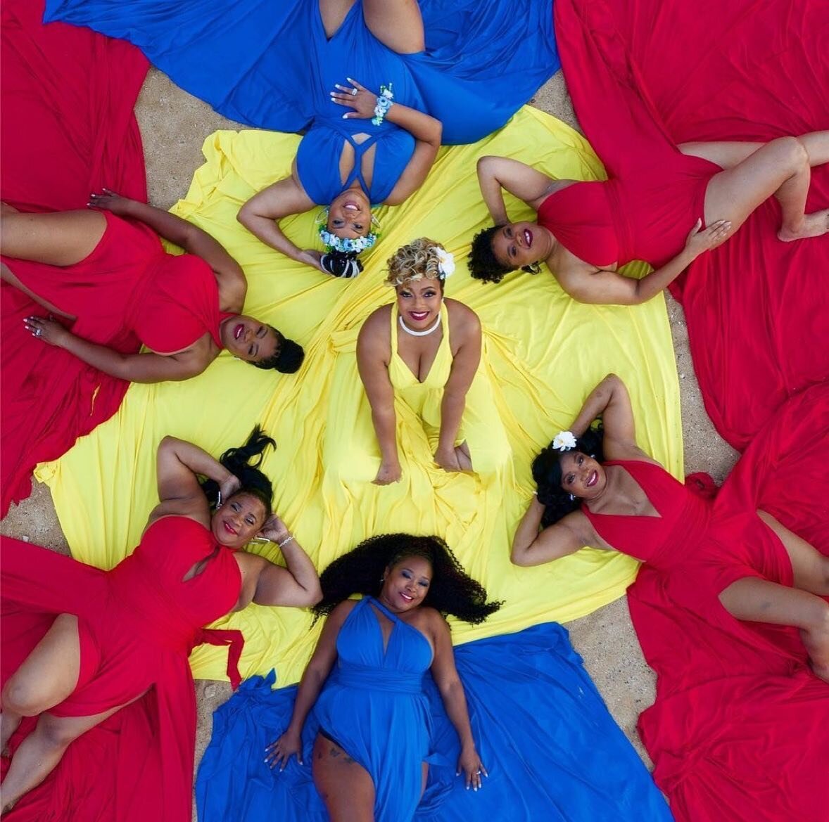 Yes we do groups! Celebrating all strong and amazing women everywhere. It&rsquo;s time to grab your ladies for an epic experience. 

💃🏻 @exclusivewedevents and her besties
📸 @flyingdressphotographer
📍Oahu, Hawaii

Hi Flying Dress is the leading D