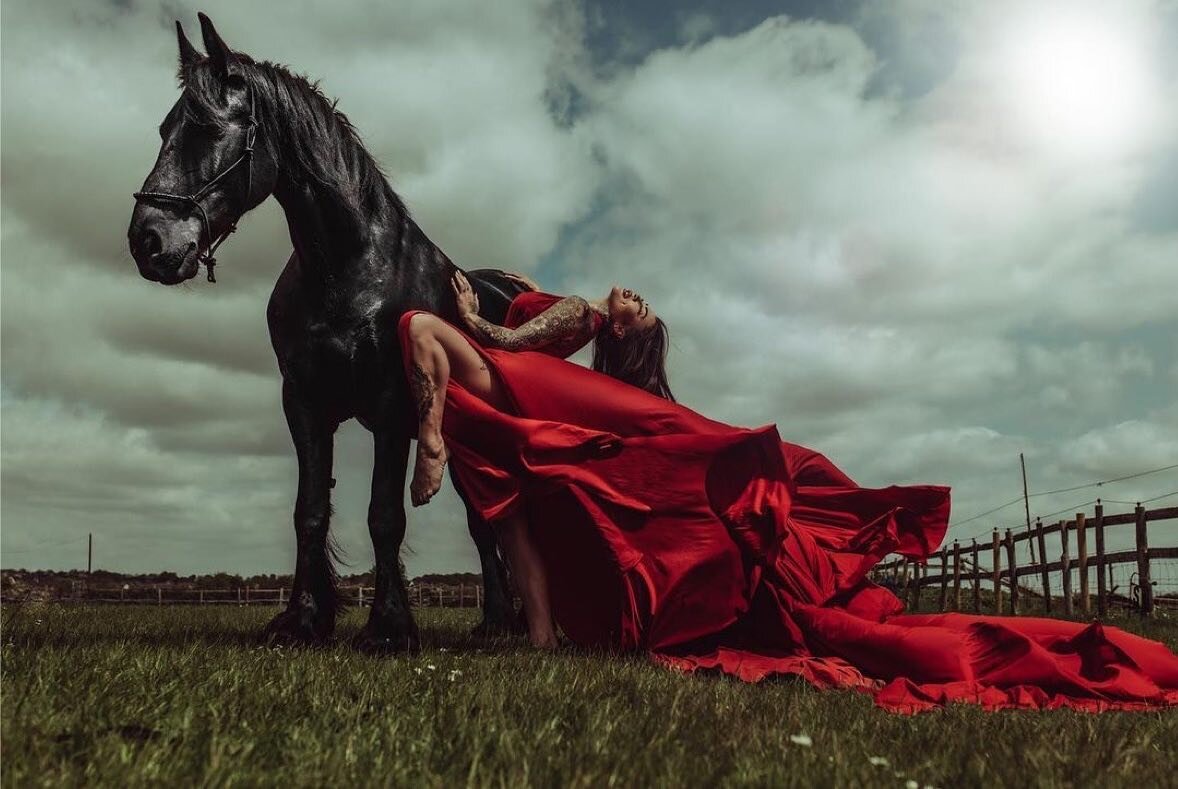 What Tuesday&rsquo;s look like with a Hi Flying Dress. 🔥

💃🏻 @aria.wild in Red
📸 @jodywright_photography 
🐴 @horse_of_my_dreams
📍England

Hi Flying Dress is the leading Design House and retailer of Flying Dresses in the world. Its presence enco